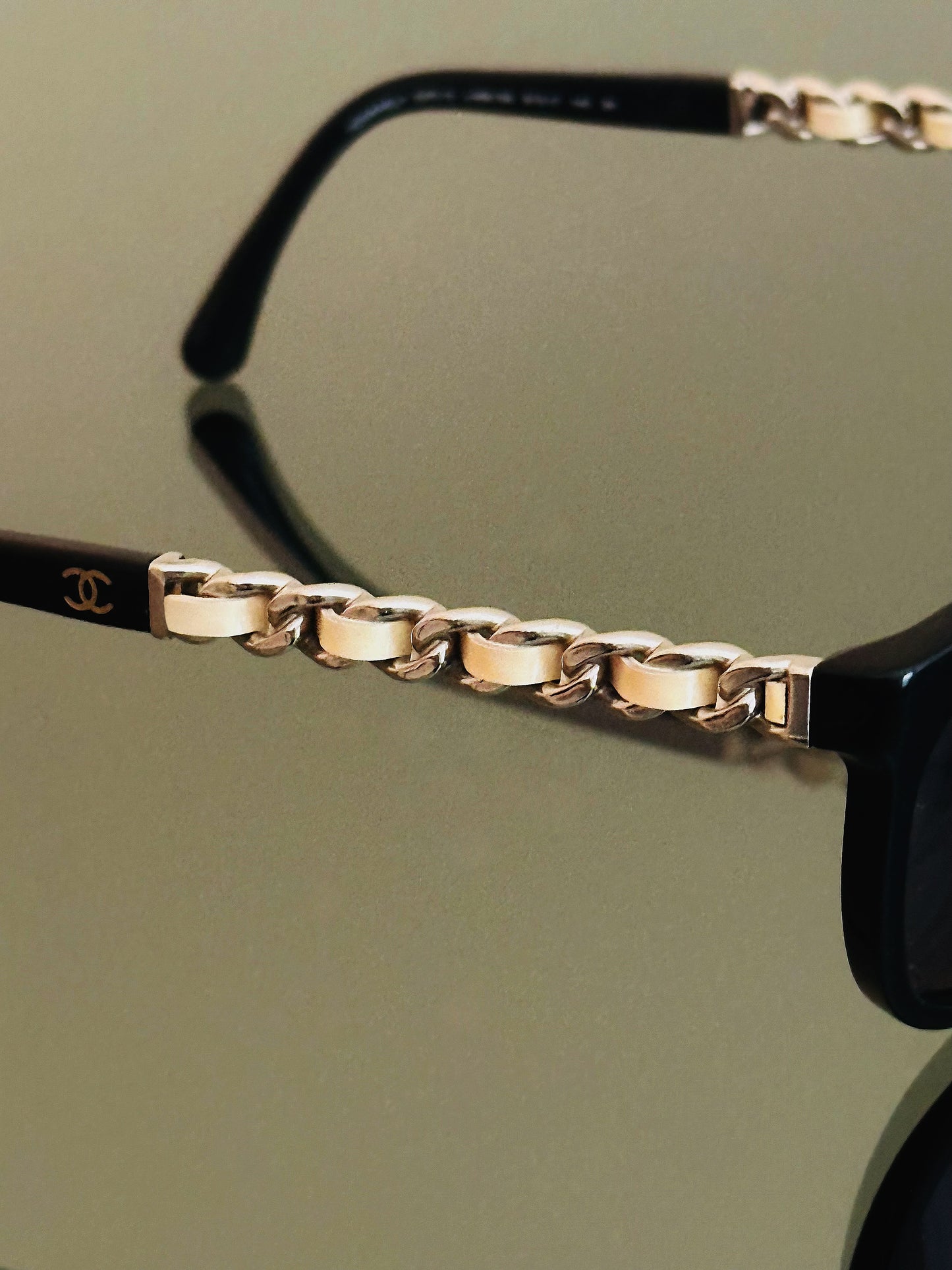 CHANEL - Occhiali da Sole Chanel 5260-Q – Nero con Catena Iconica Oro Champagne