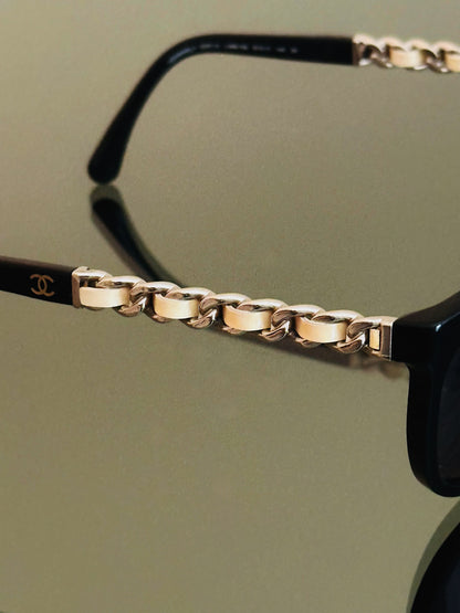 CHANEL - Occhiali da Sole Chanel 5260-Q – Nero con Catena Iconica Oro Champagne