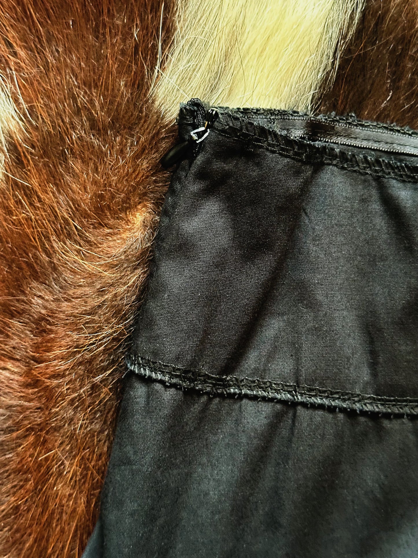 Gonna vintage nera Made in Italy con balze e pieghe – Eleganza senza tempo