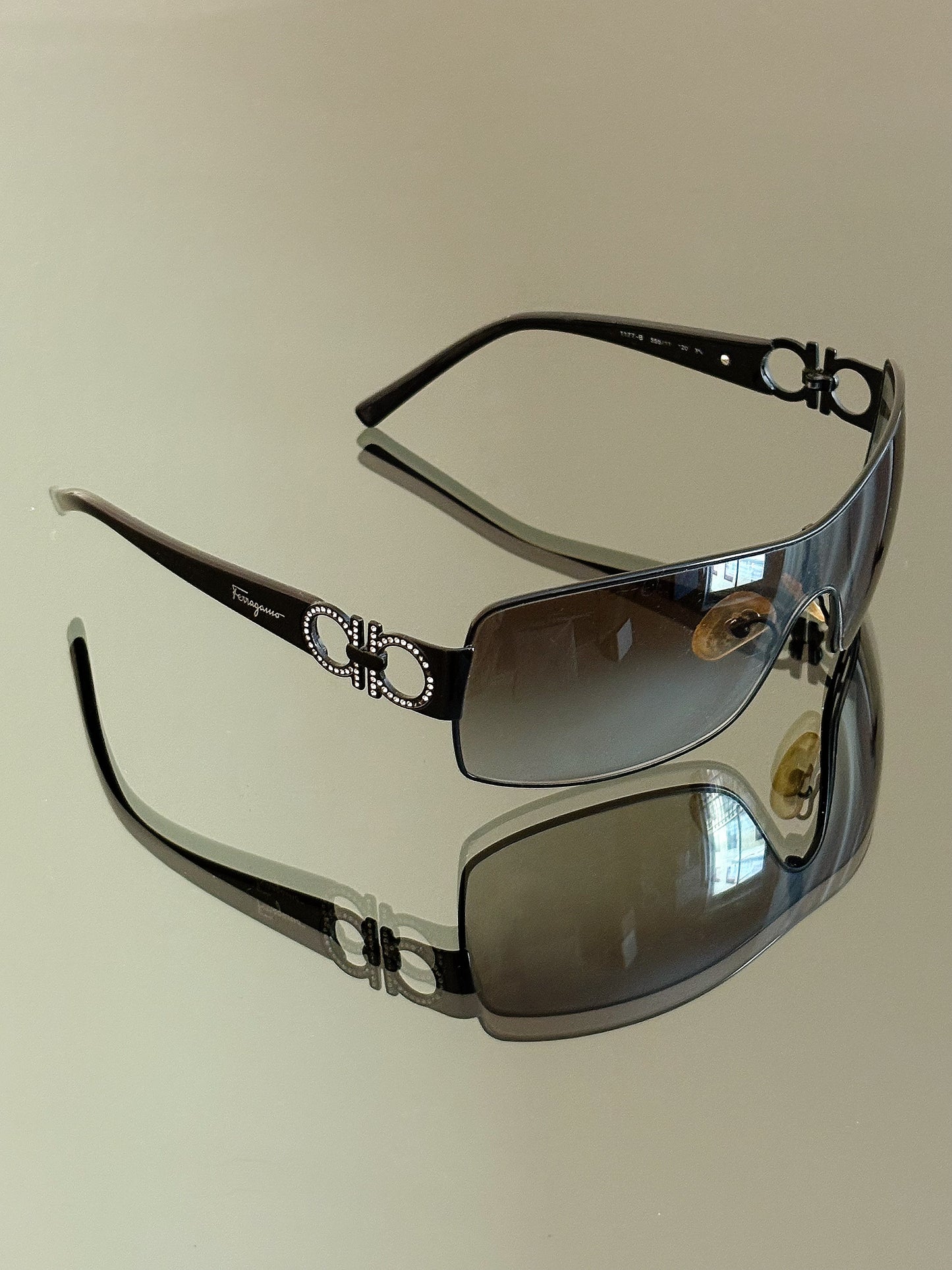 SALVATORE FERRAGAMO - Occhiali da sole – Shield Y2K con Gancini e cristalli