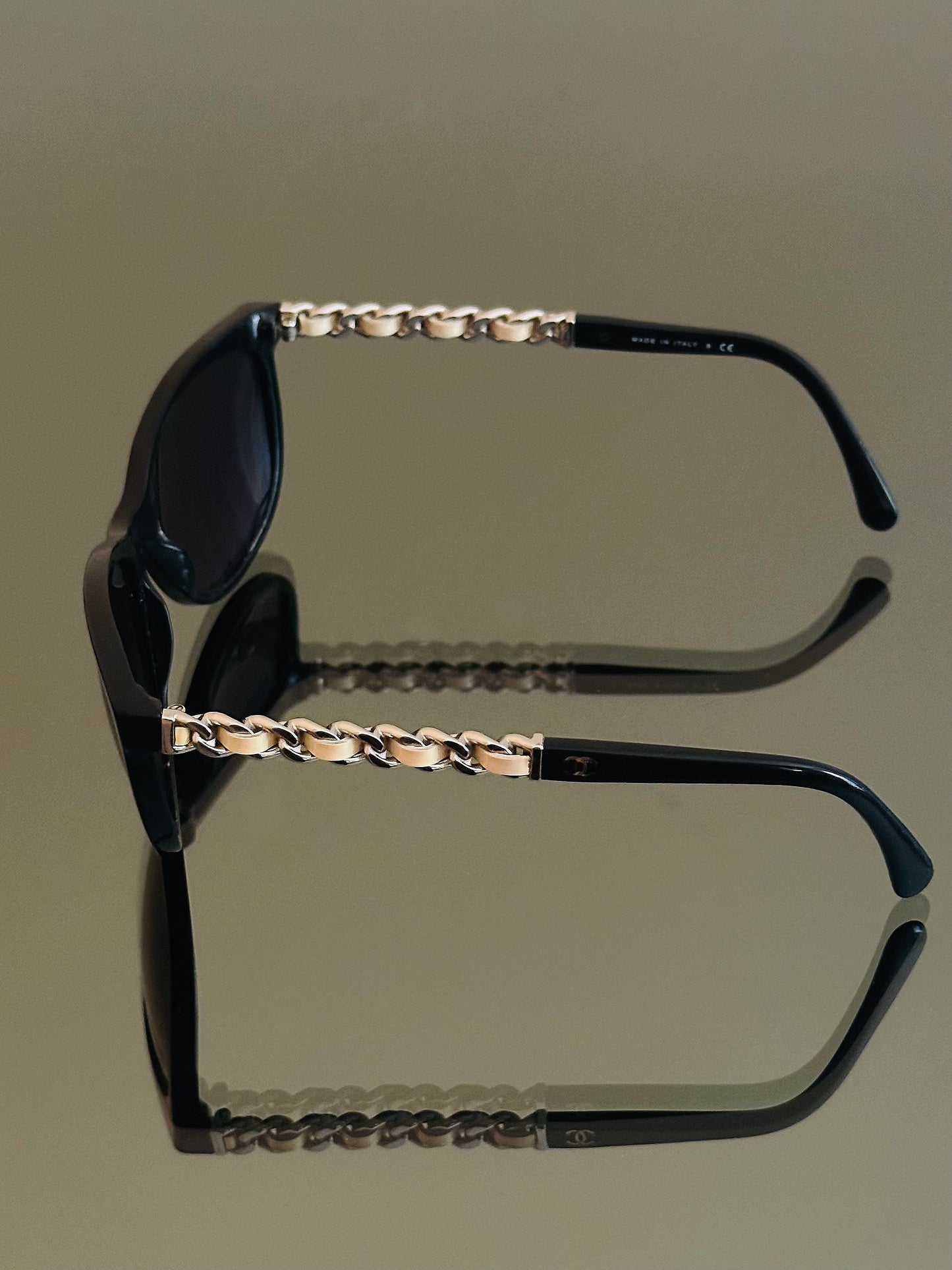 CHANEL - Occhiali da Sole Chanel 5260-Q – Nero con Catena Iconica Oro Champagne