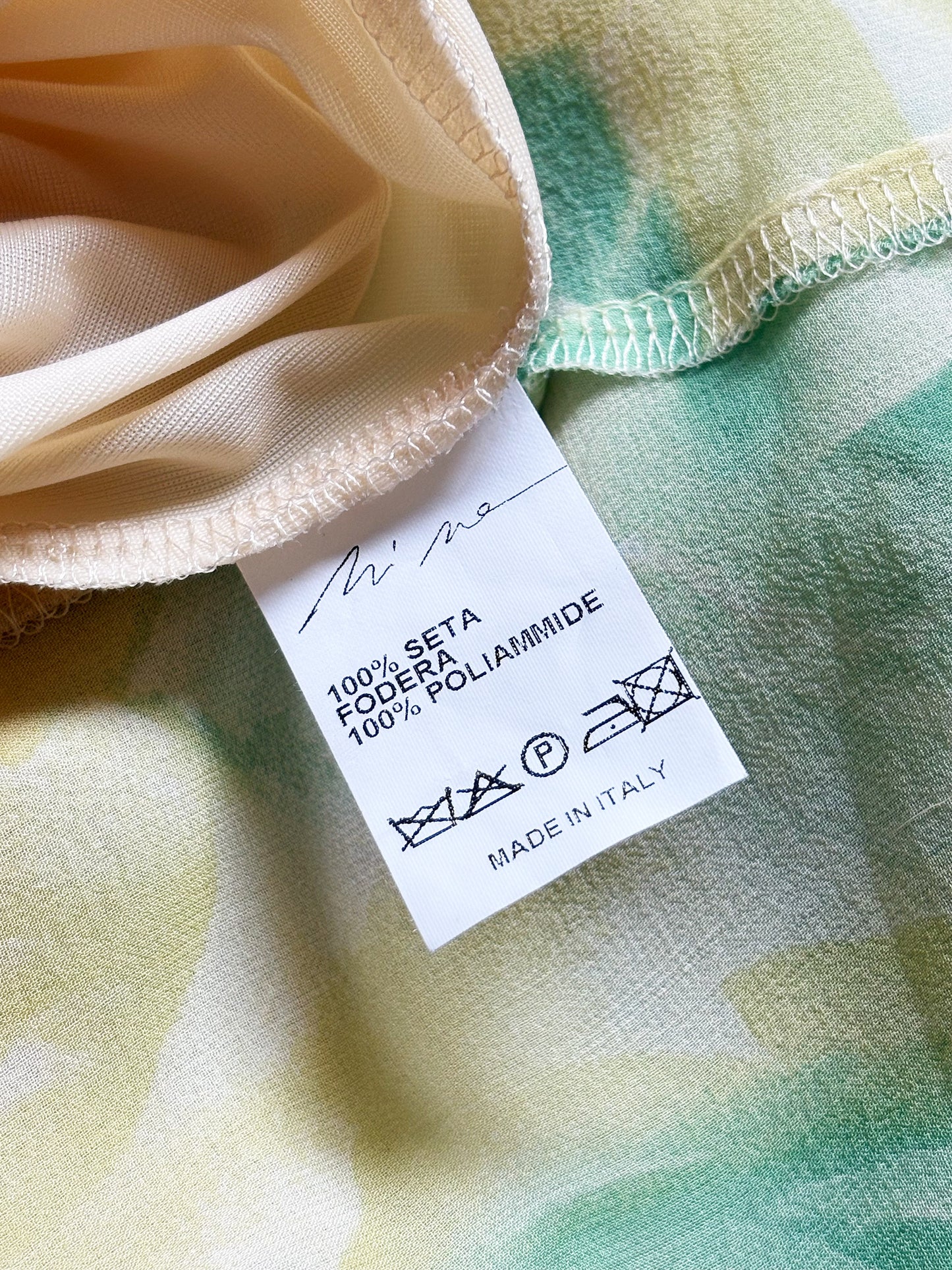 Abito Mini in Seta con Rose Acquerellate & Balze Asimmetriche – Made in Italy