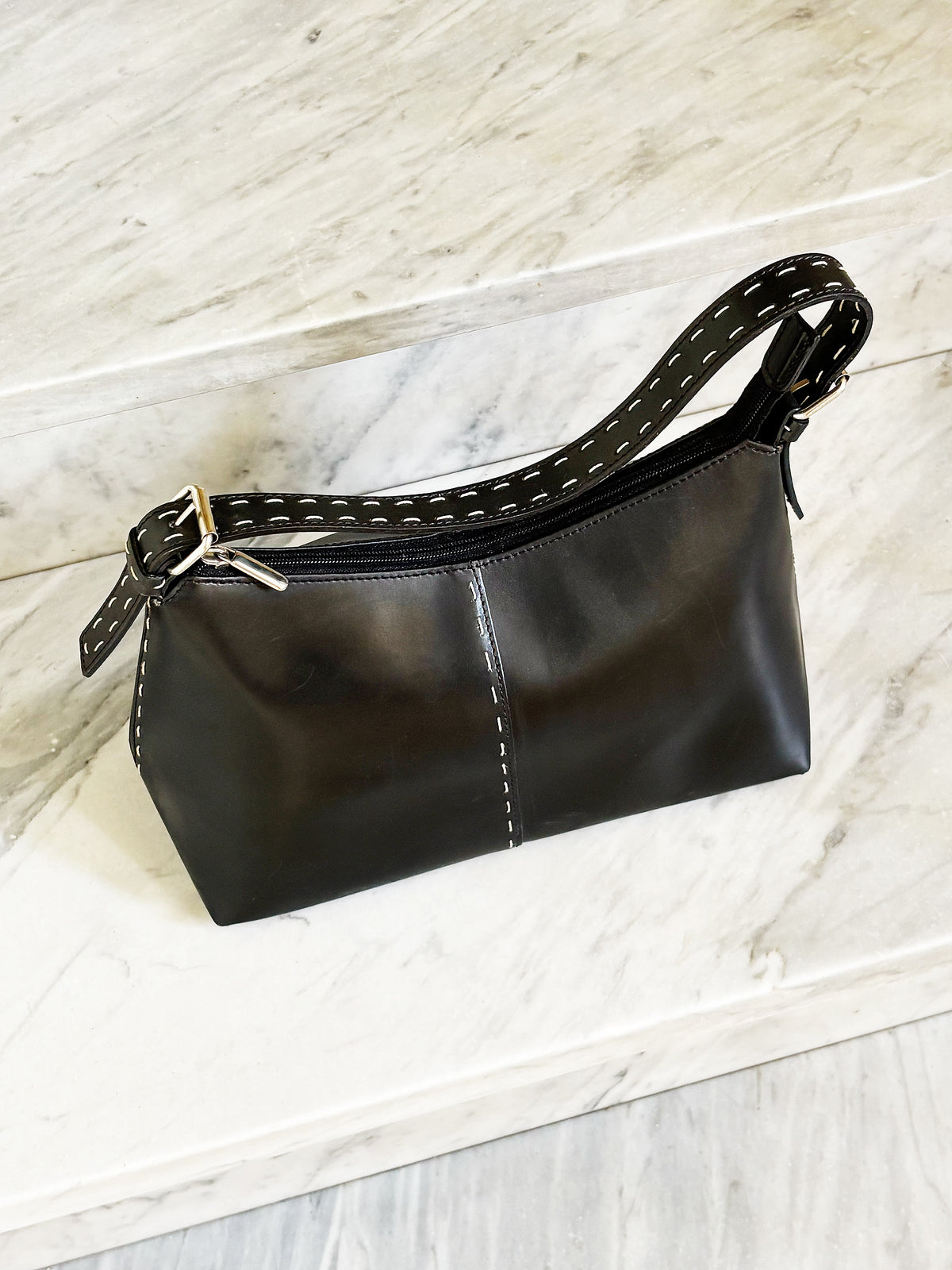 MARELLA– Borsa vintage in pelle nera con impunture a contrasto