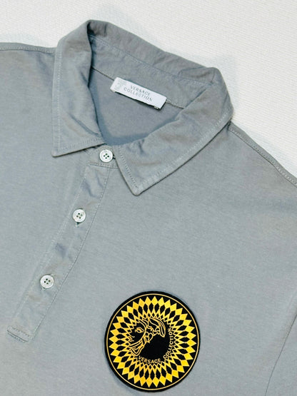 VERSACE COLLECTION –  Polo color grigio con Patch dorato di Medusa stilizzata | XXL