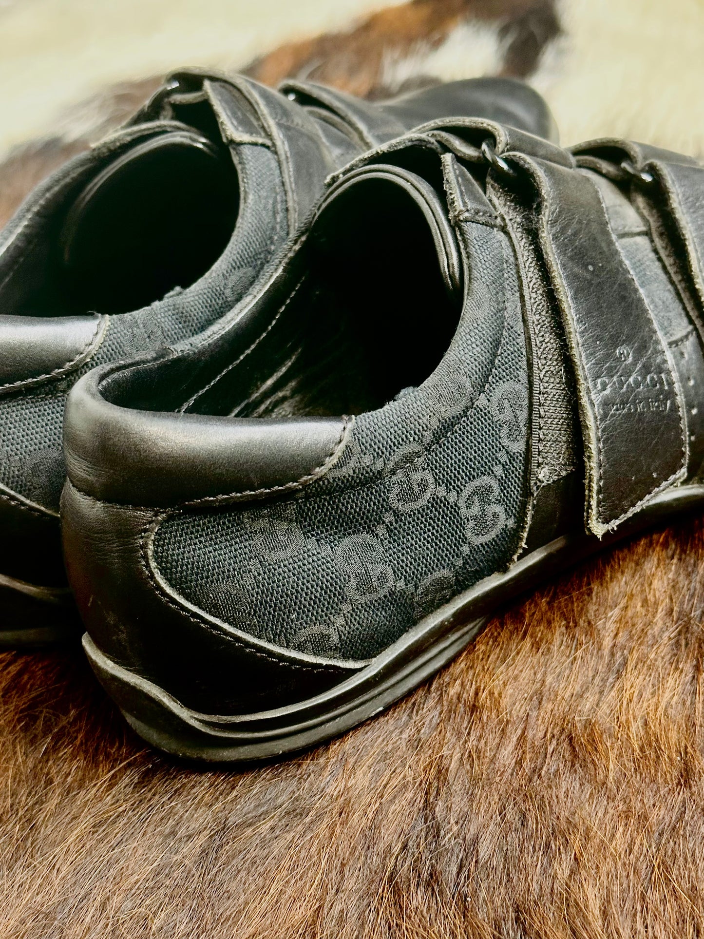 GUCCI - Sneakers Vintage con Doppio Strap – Pelle e Tela GG Monogram – Nero | Tg 40½