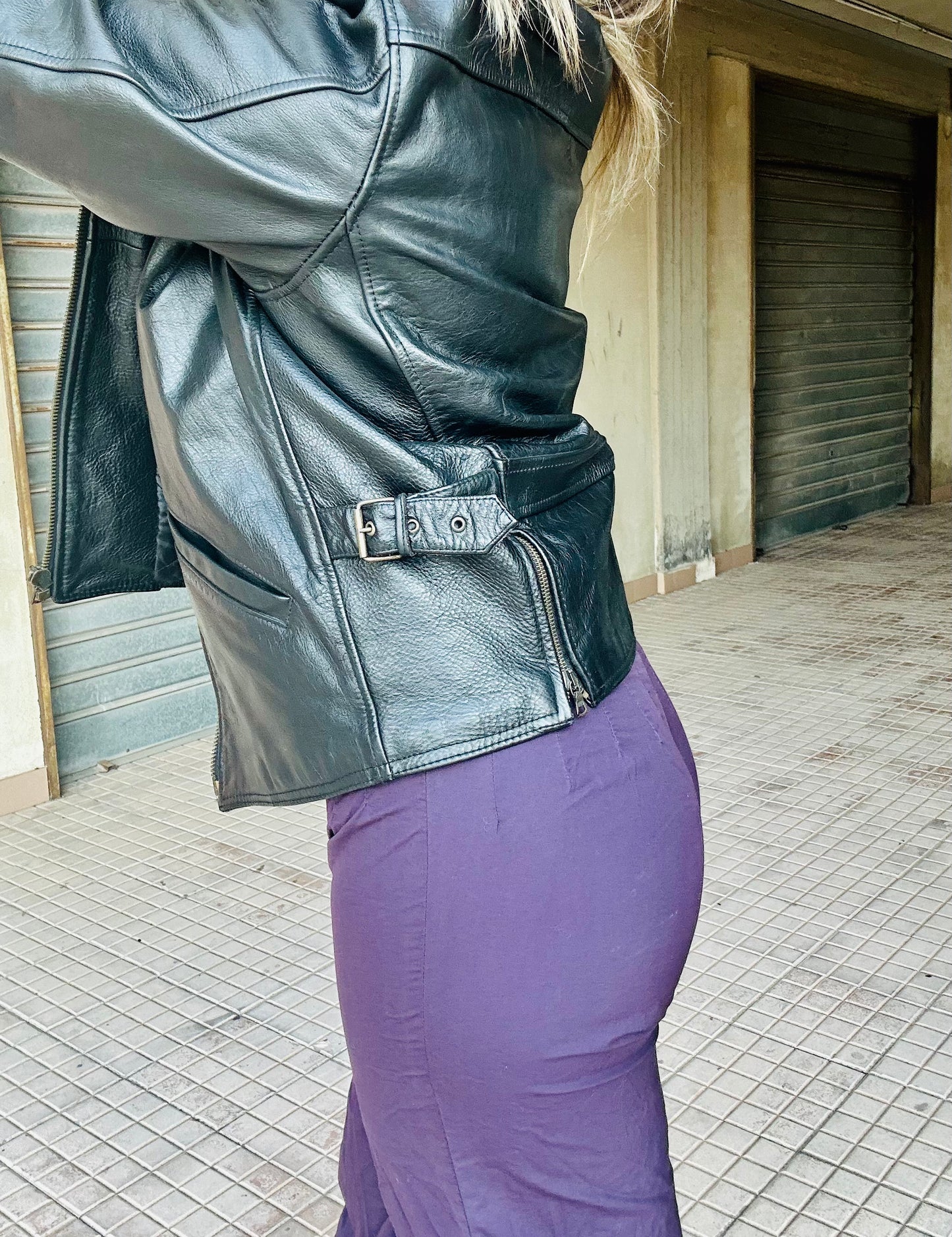 Giacca in pelle nera con cinghie