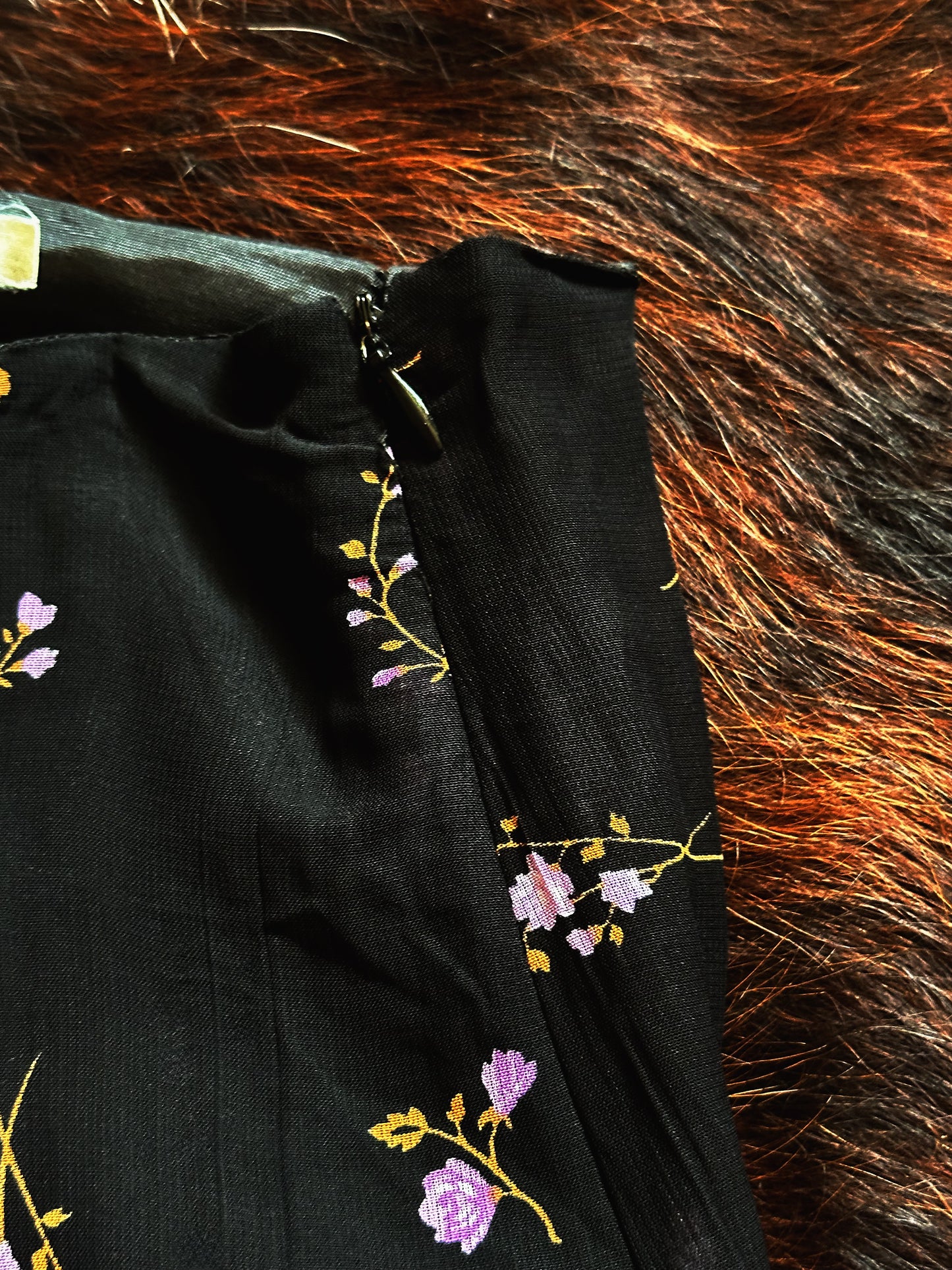 Gonna vintage floreale in viscosa con volant – Nero/Lilla