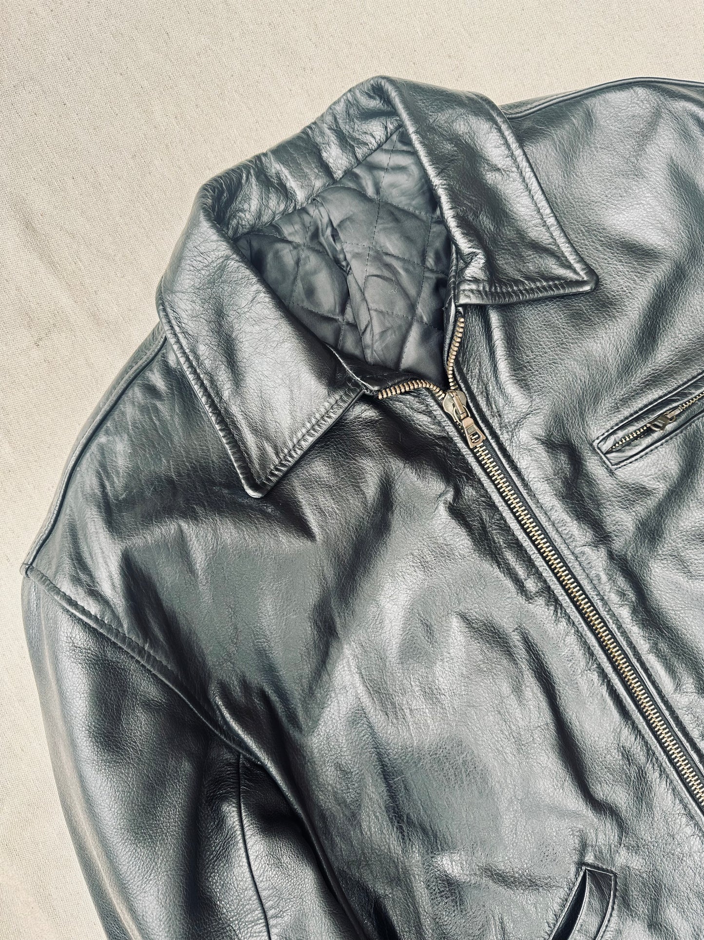 Giacca in pelle nera con cinghie