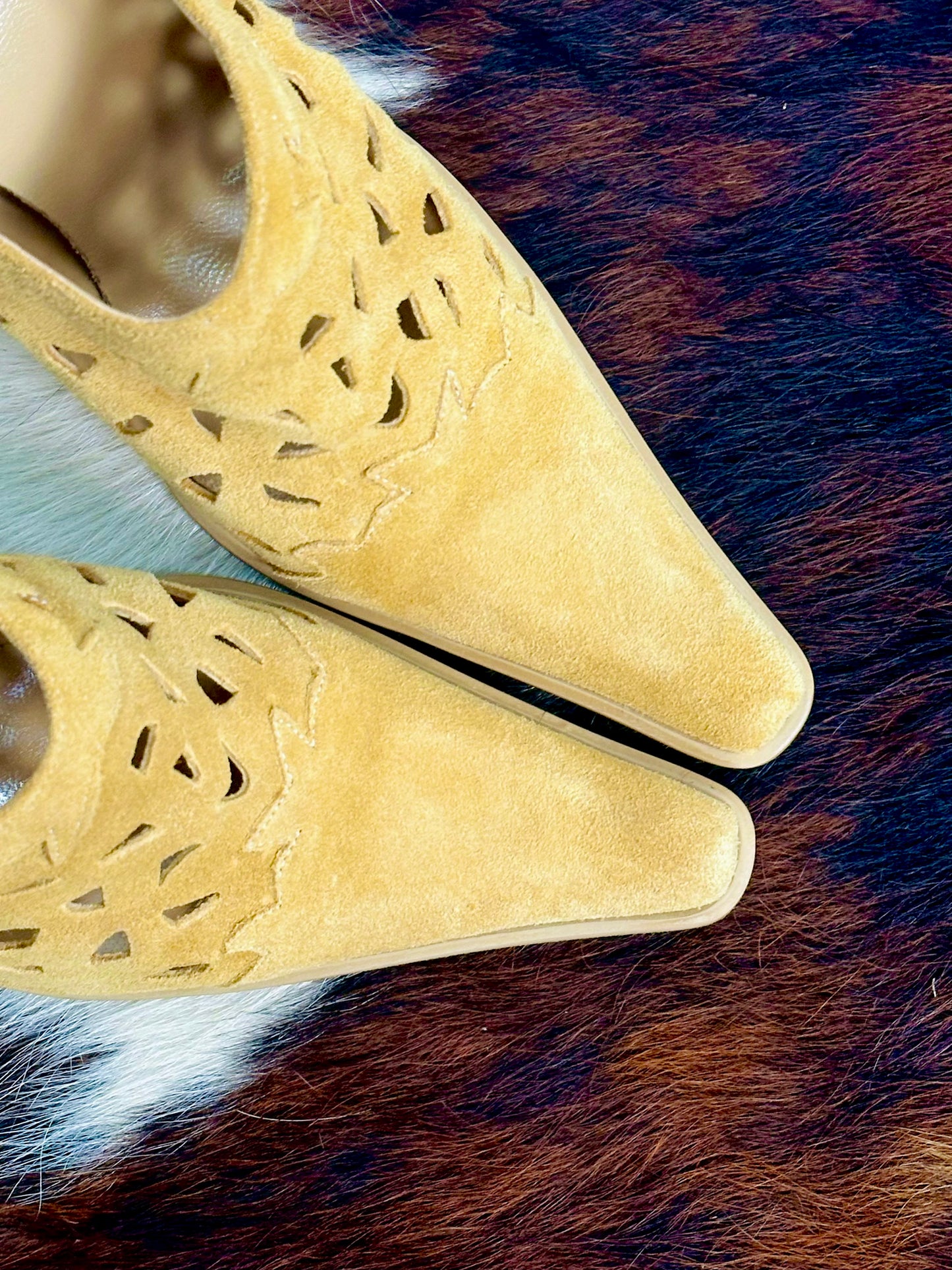 Mules Vintage in Camoscio Giallo Ocra con Intagli – Made in Italy | Taglia 38