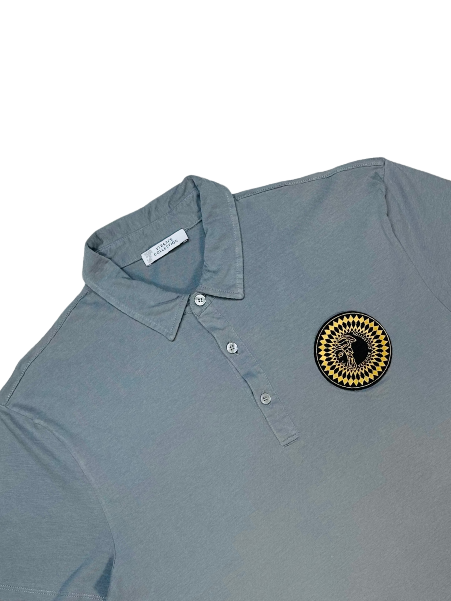 VERSACE COLLECTION –  Polo color grigio con Patch dorato di Medusa stilizzata | XXL