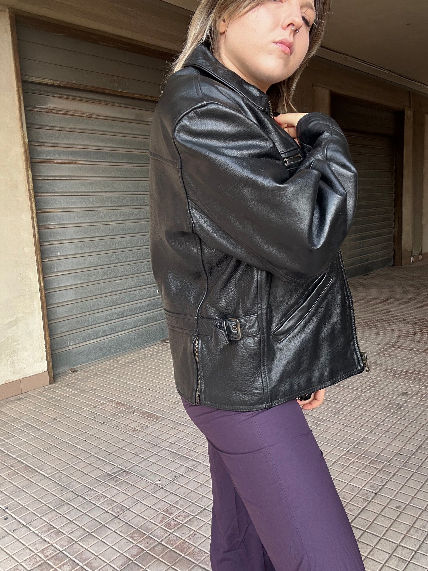 Giacca in pelle nera con cinghie