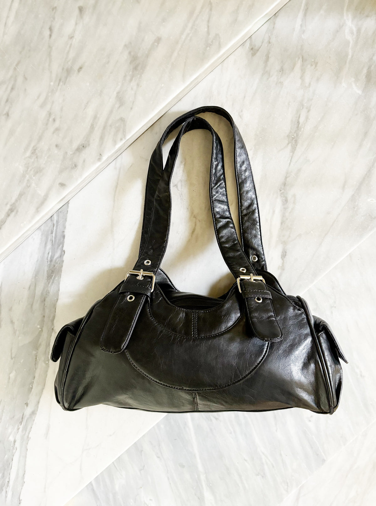 Borsa vintage in pelle nera Y2K con doppio manico e fibbie