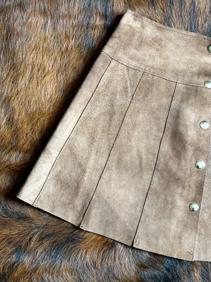 Gonna Mini in Vera Pelle Scamosciata Marrone – Bottoni a Pressione e Pannelli Verticali
