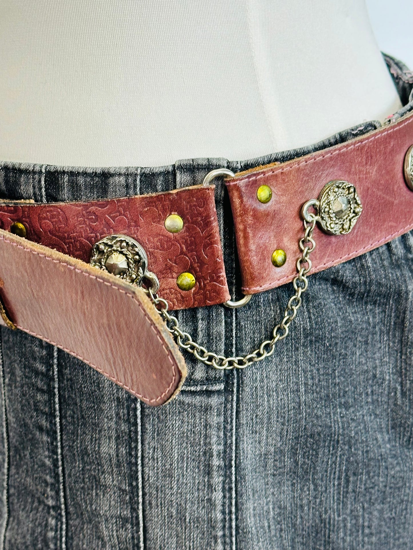 Cintura anni 2000 Vintage in Pelle Borchiata con Catena – Western Glam Revival