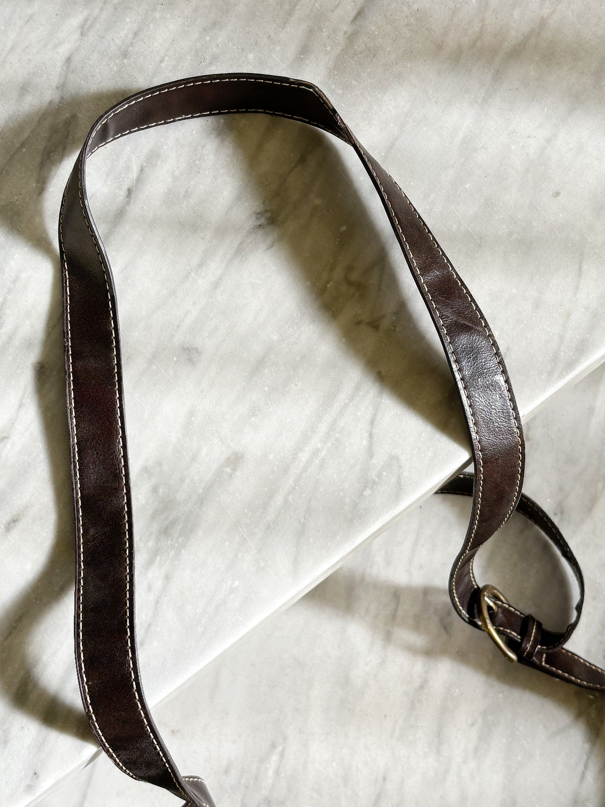 Vintage Y2K Brown Buckle Shoulder Bag – Borsa a Tracolla Marrone con Fibbie e Cuciture a Contrasto