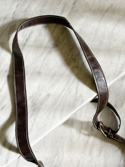 Vintage Y2K Brown Buckle Shoulder Bag – Borsa a Tracolla Marrone con Fibbie e Cuciture a Contrasto