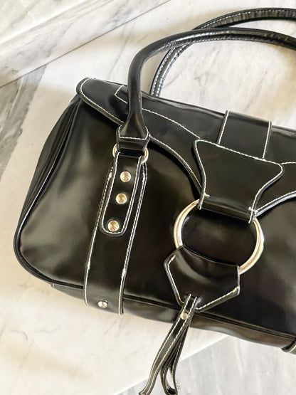 Borsa vintage Y2K nera in pelle con cuciture a contrasto e dettagli metallici