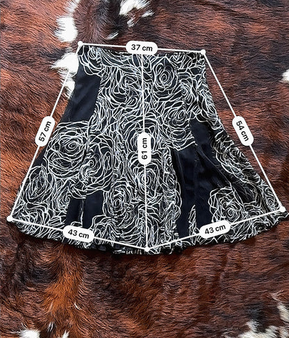 Gonna vintage svasata a rose grafiche bianco e nero | Romantic Gothic | Made in Italy
