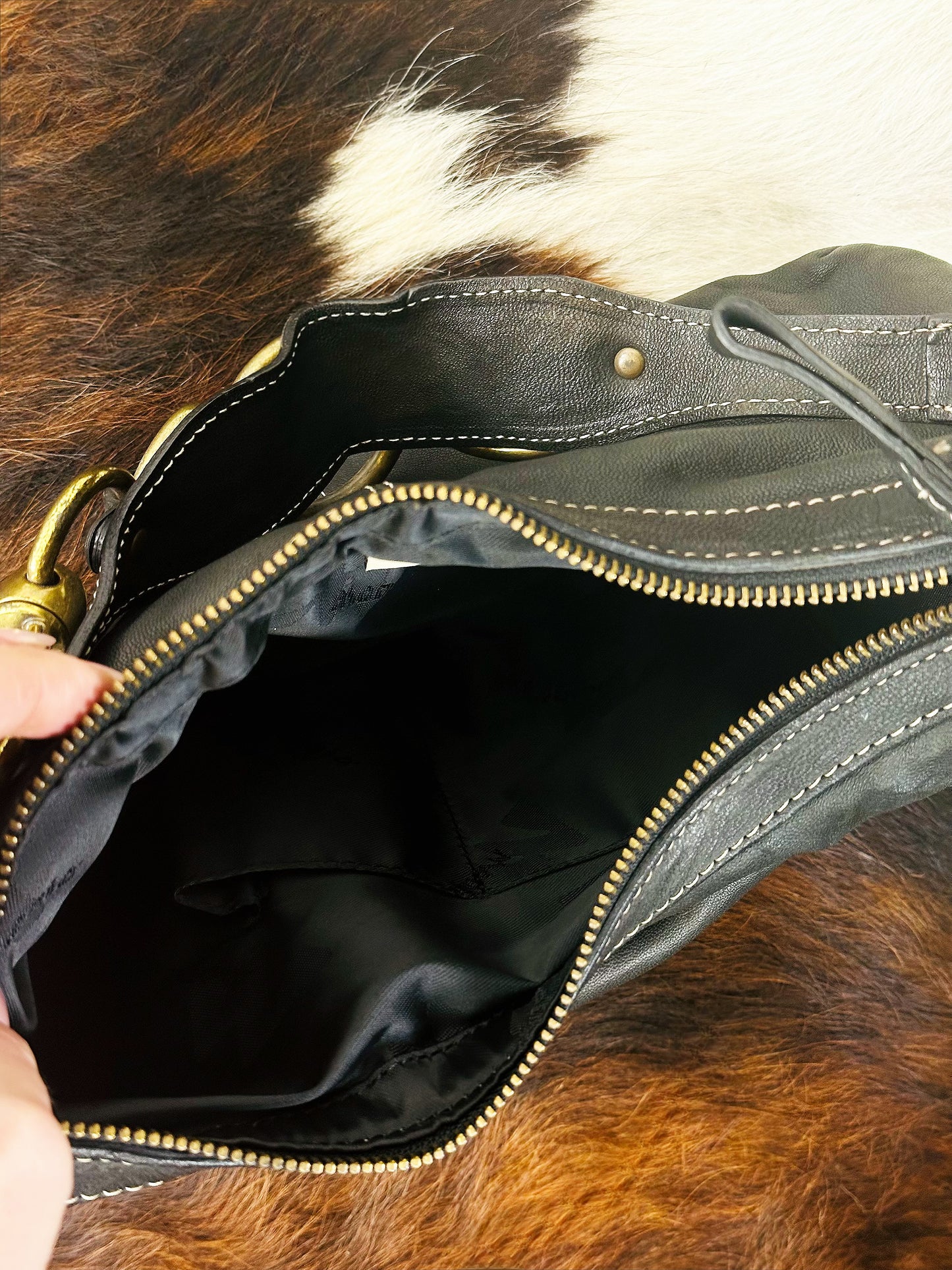 Borsa a Spalla in Pelle Marrone con Dettagli in Metallo