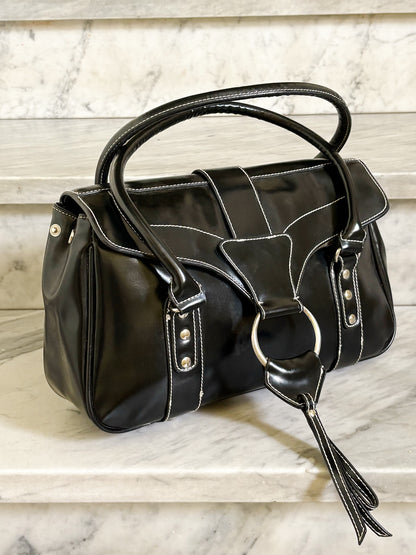 Borsa vintage Y2K nera in pelle con cuciture a contrasto e dettagli metallici
