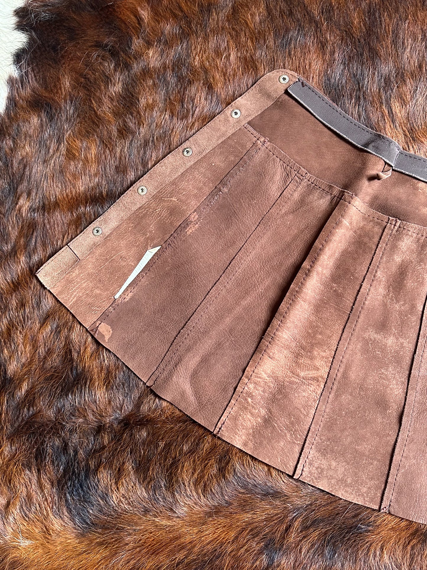 Gonna Mini in Vera Pelle Scamosciata Marrone – Bottoni a Pressione e Pannelli Verticali
