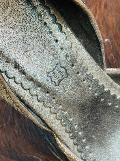 Décolleté vintage in pizzo lamé bronzo con tacco scolpito – Made in Italy