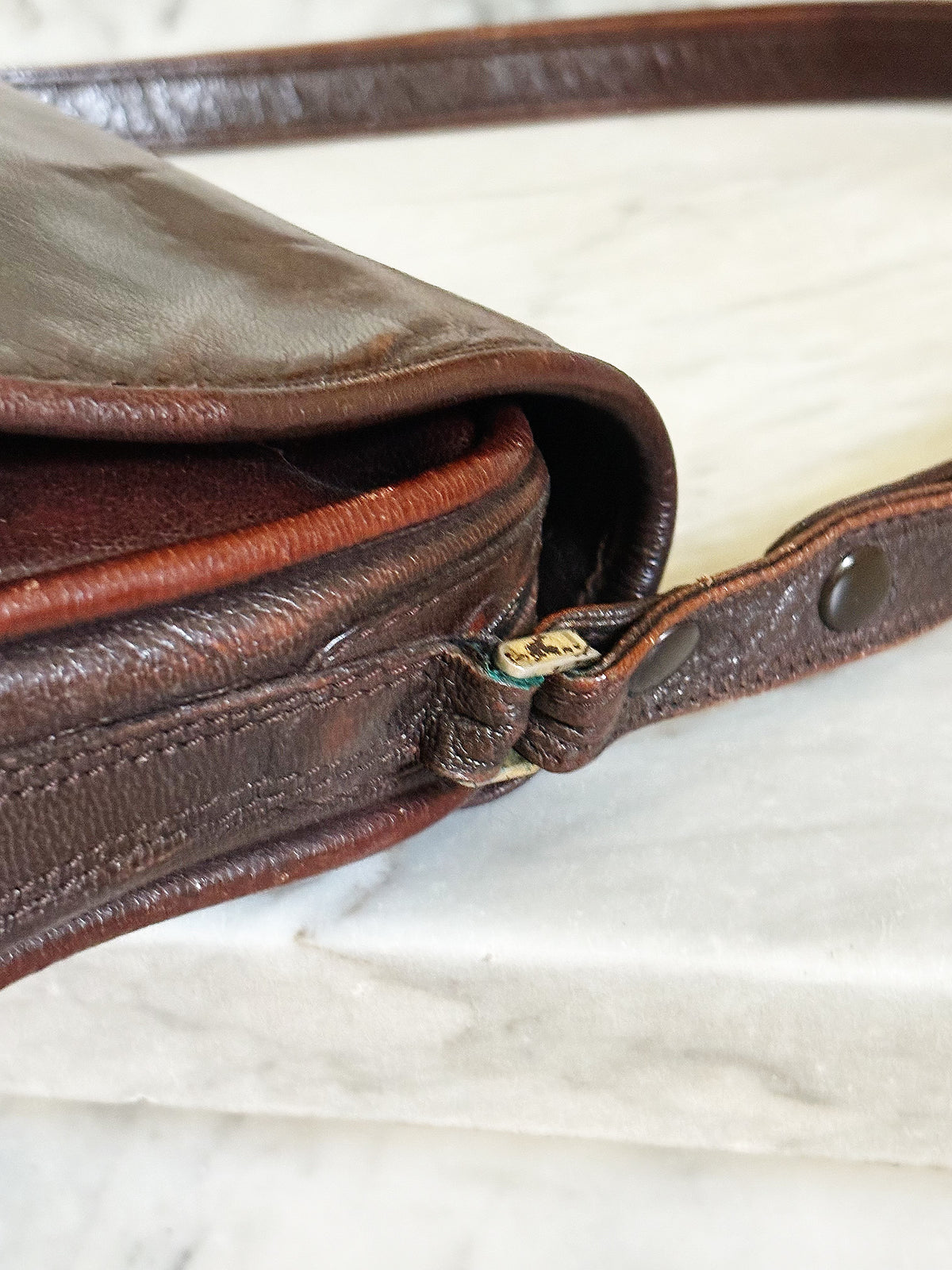Vintage Brown Leather Shoulder Bag – Borsa a Spalla in Pelle Marrone con Tracolla Regolabile