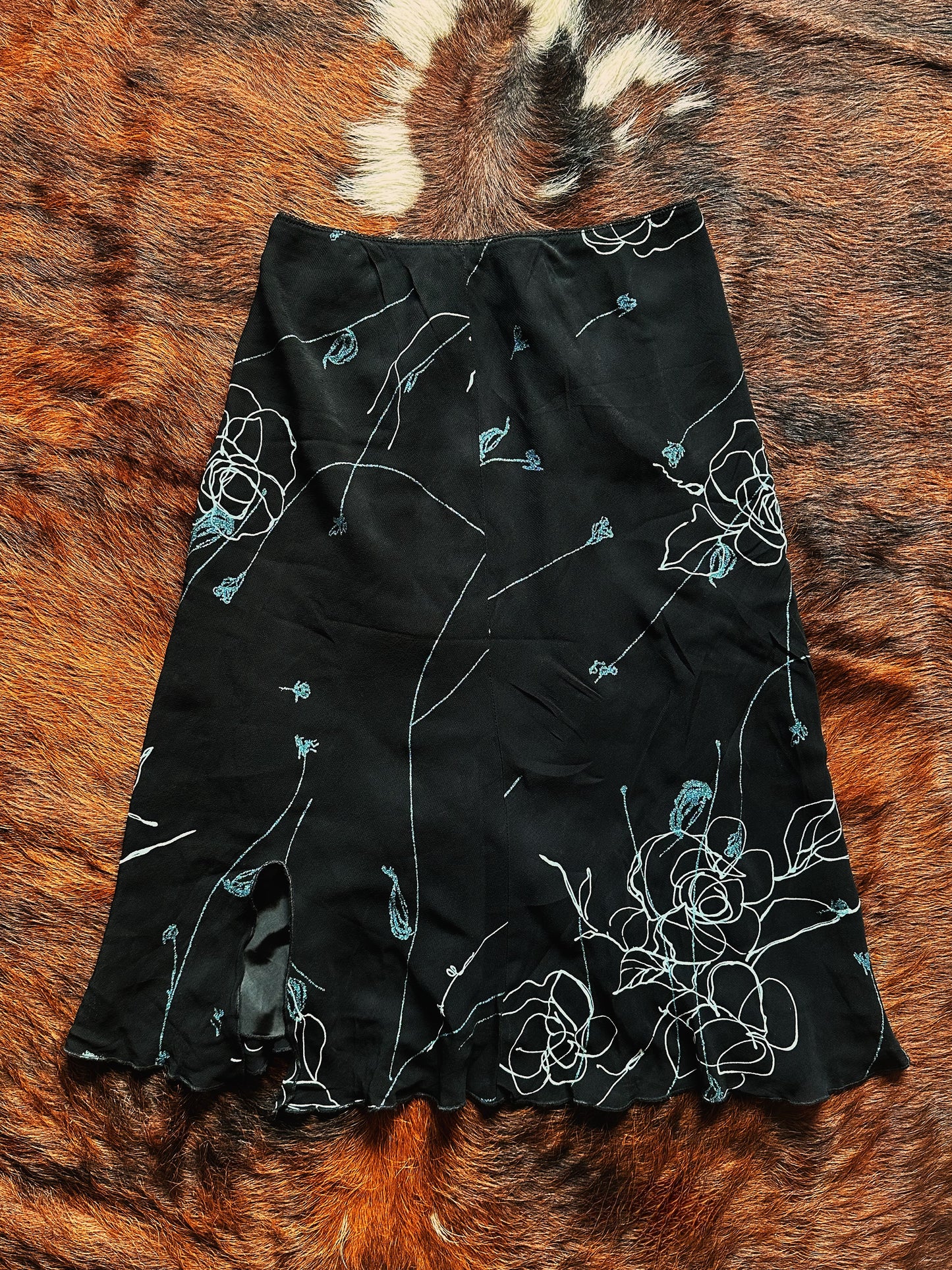 Gonna Vintage Nera con Ricami Floreali Azzurri