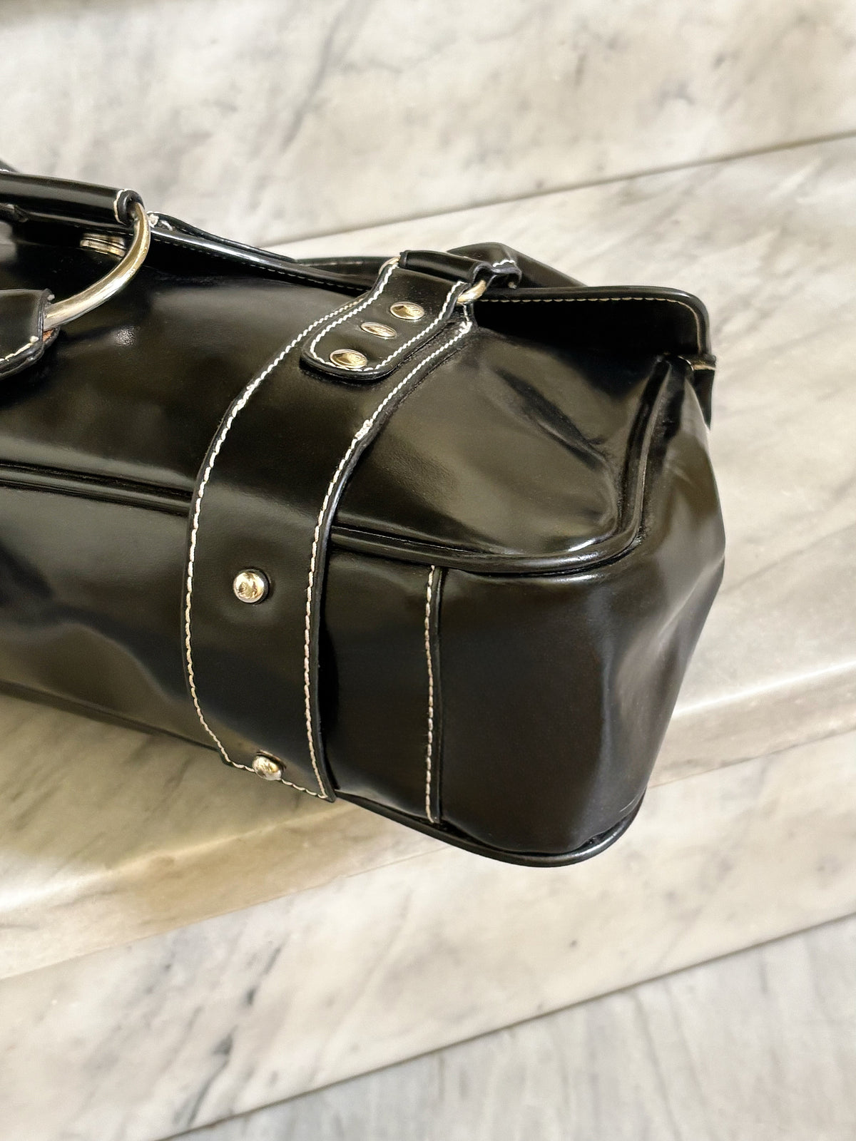 Borsa vintage Y2K nera in pelle con cuciture a contrasto e dettagli metallici