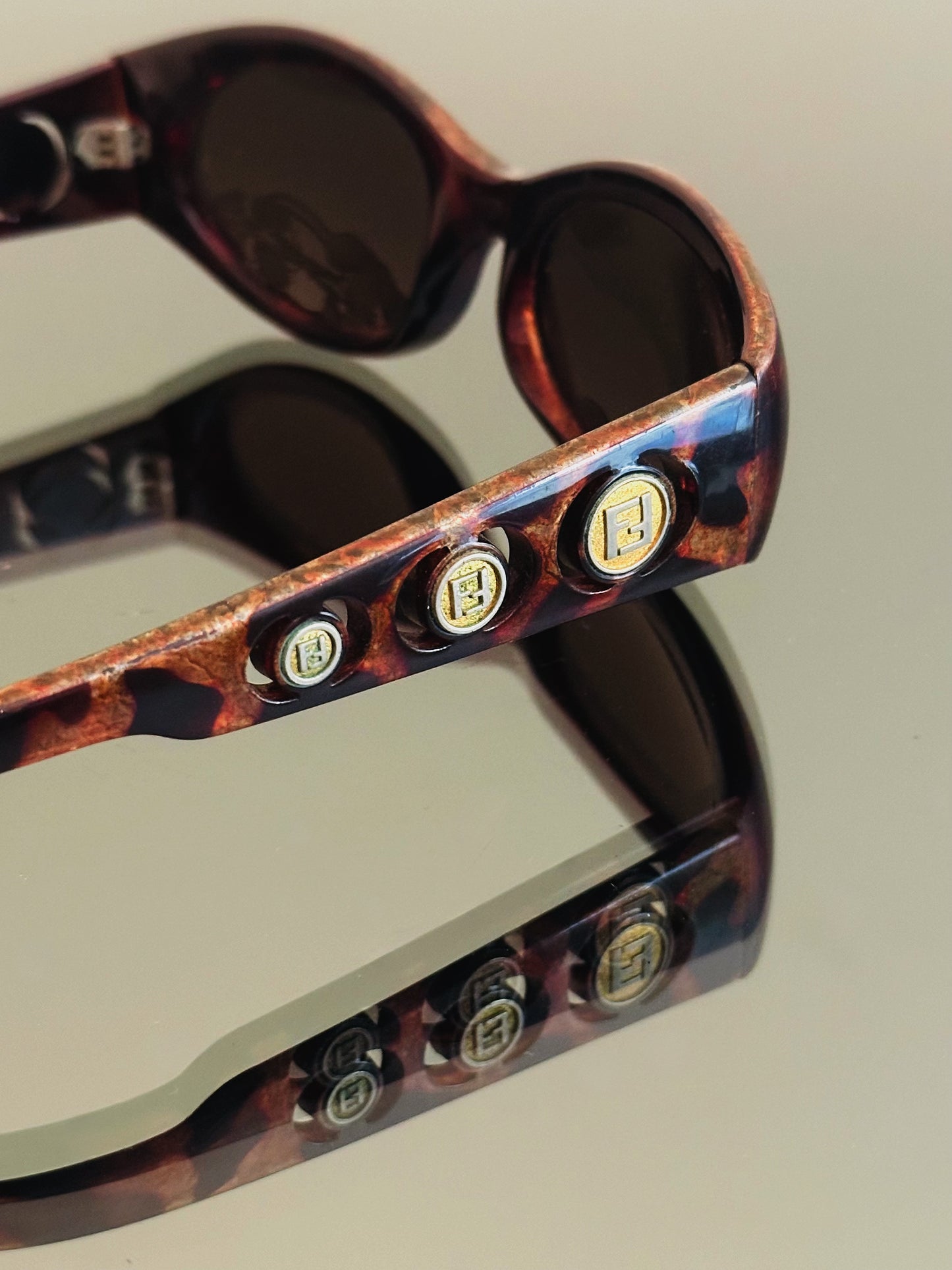 FENDI - Occhiali da sole vintage FF Medallion – Made in Italy
