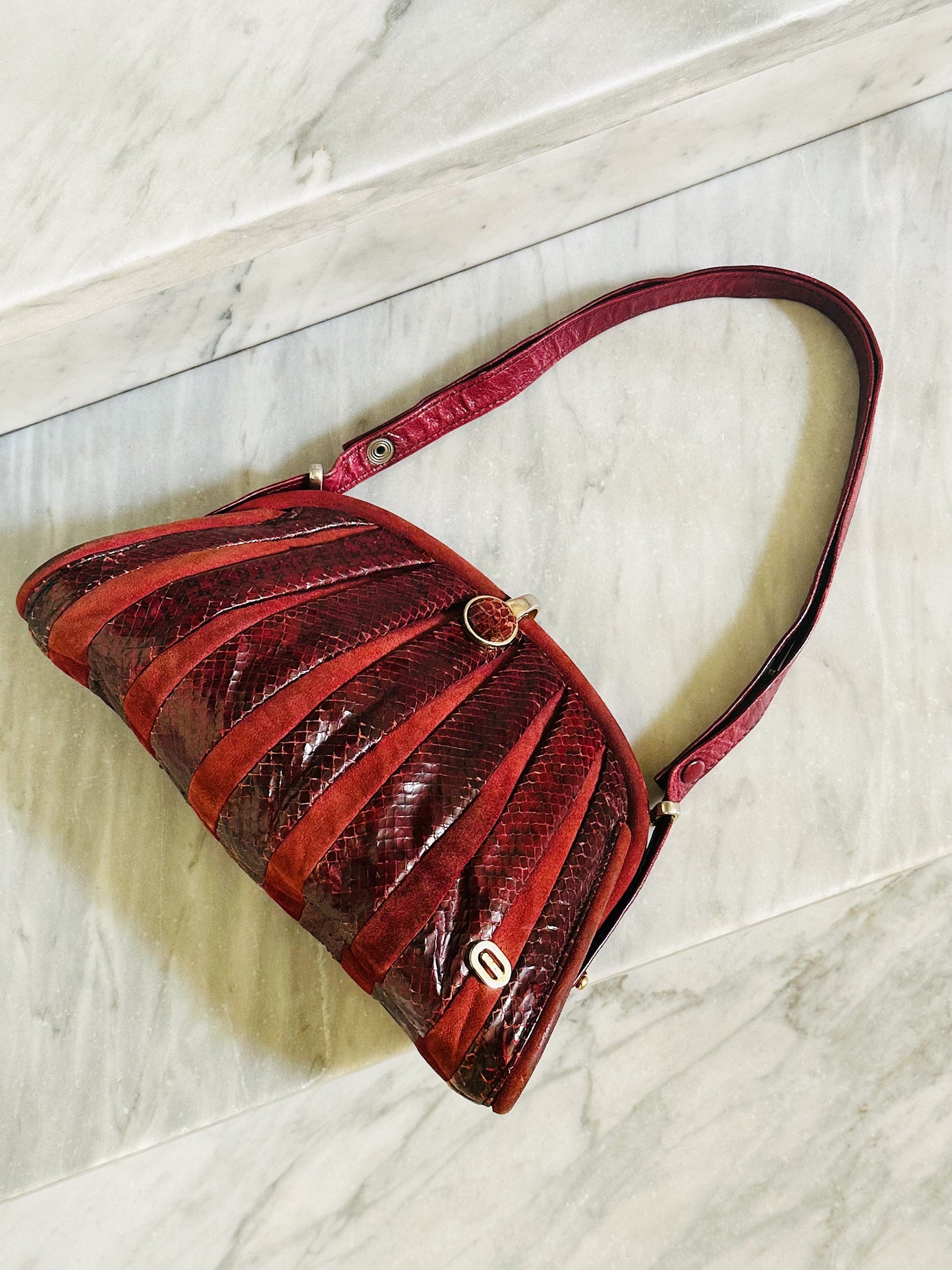 CLUTCH - Borsa vintage in pitone bordeaux dettagli in suede e chiusura gioiello