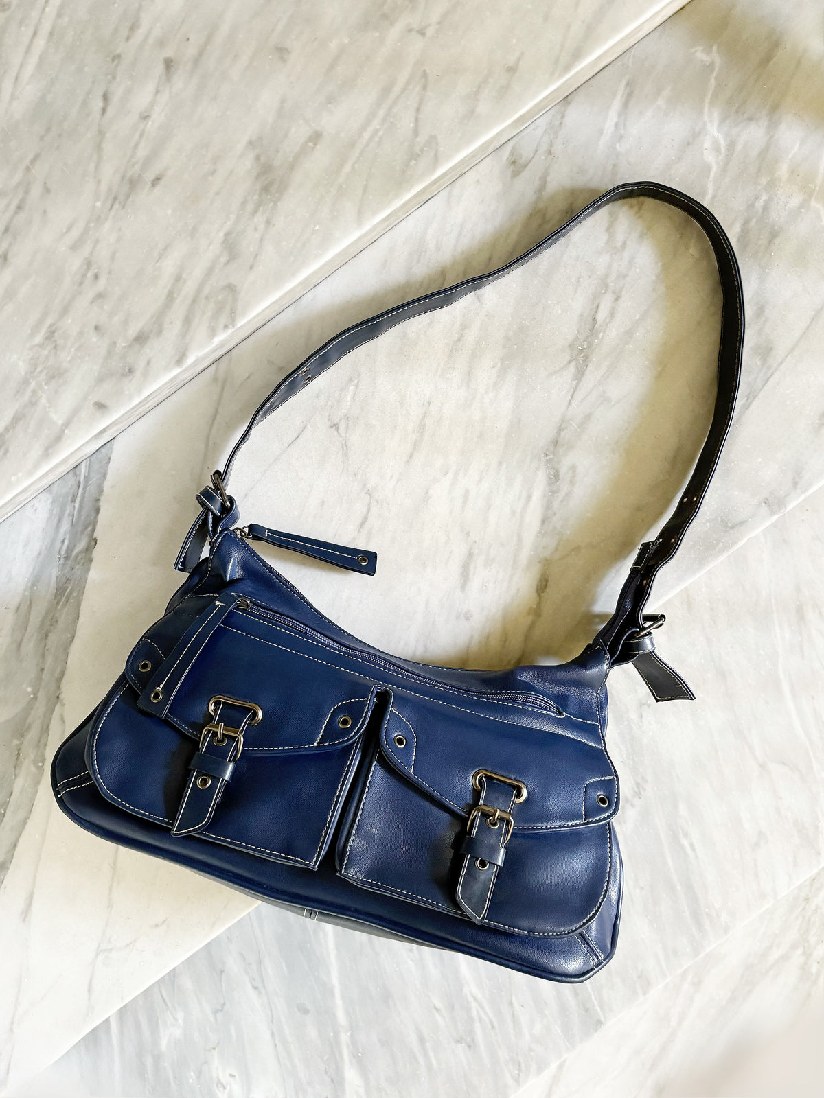 Borsa vintage Y2K in pelle blu con doppie tasche e fibbie