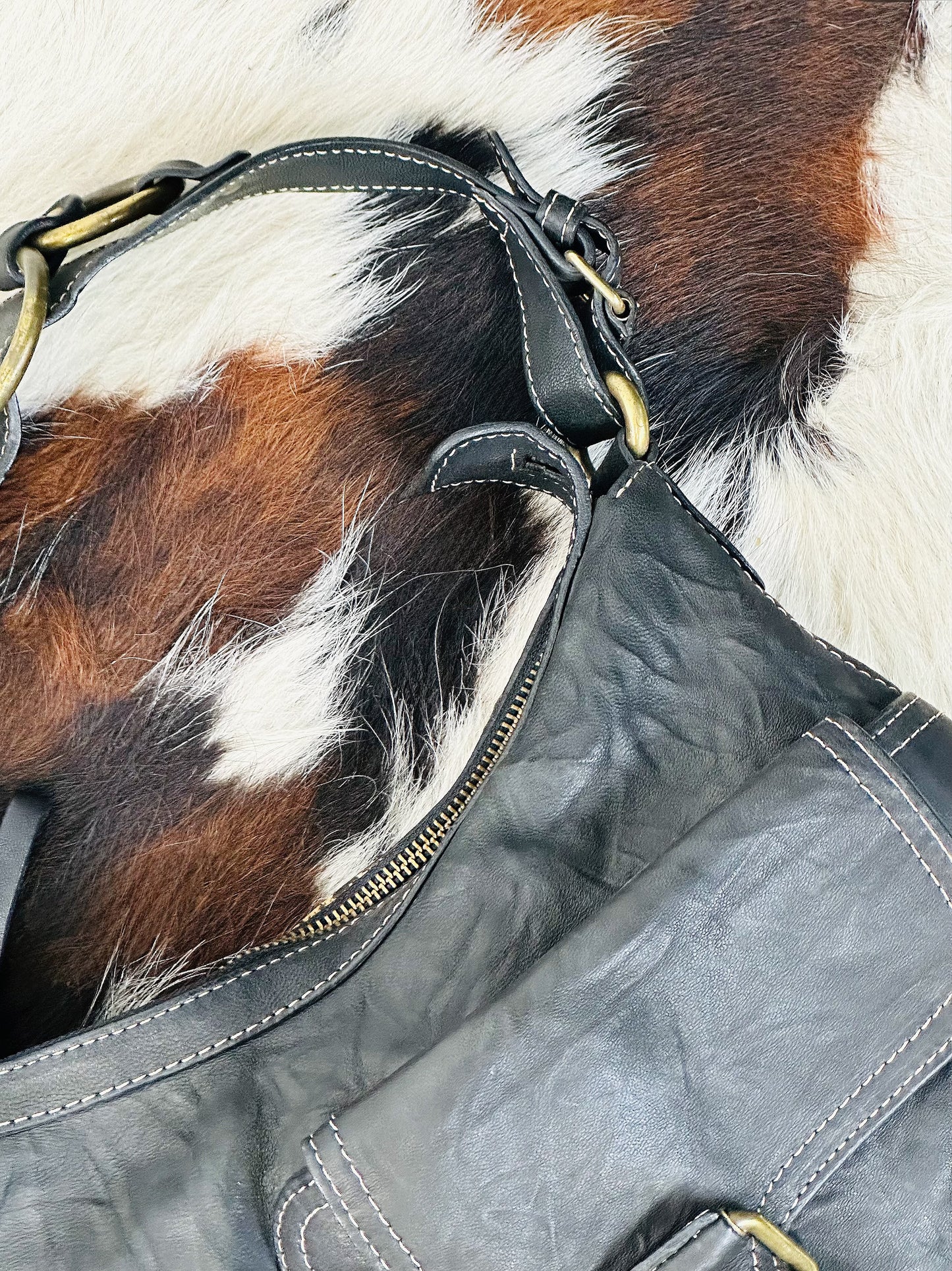 Borsa a Spalla in Pelle Marrone con Dettagli in Metallo