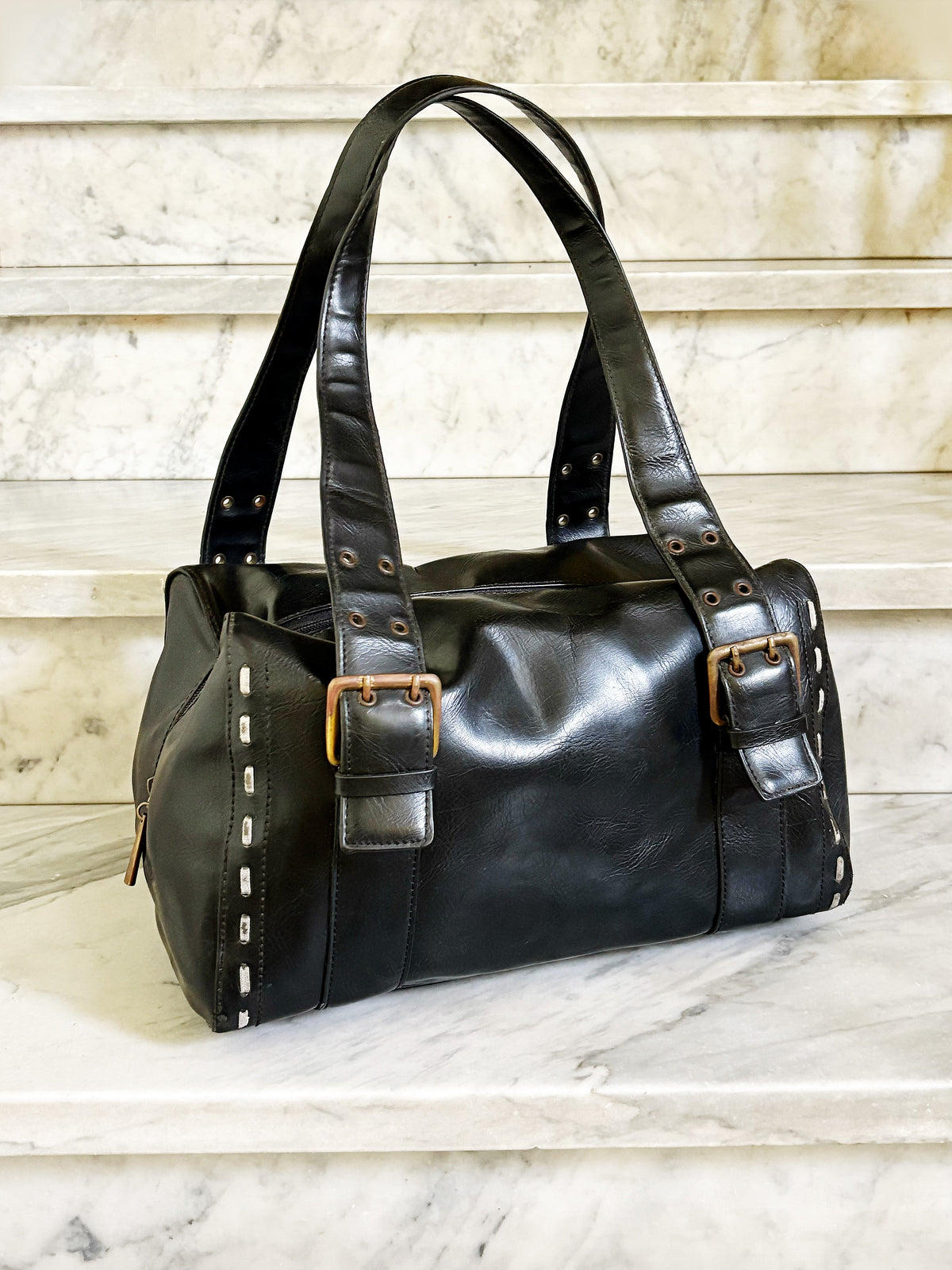 Borsa vintage Y2K in pelle nera – Bowling Bag con fibbie e cuciture a contrasto