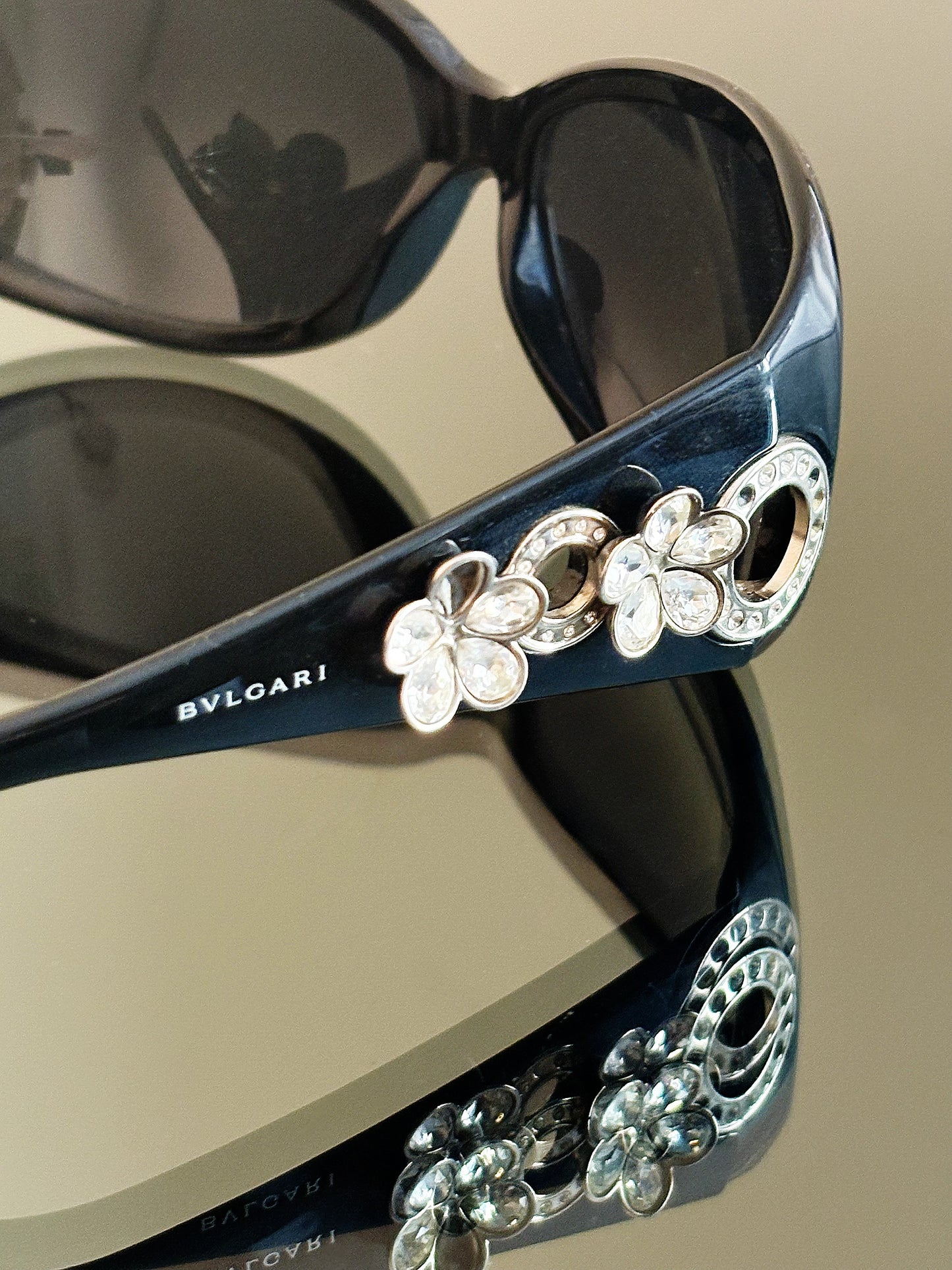BVLGARI – Occhiali da sole vintage neri con cristalli e dettagli floreali