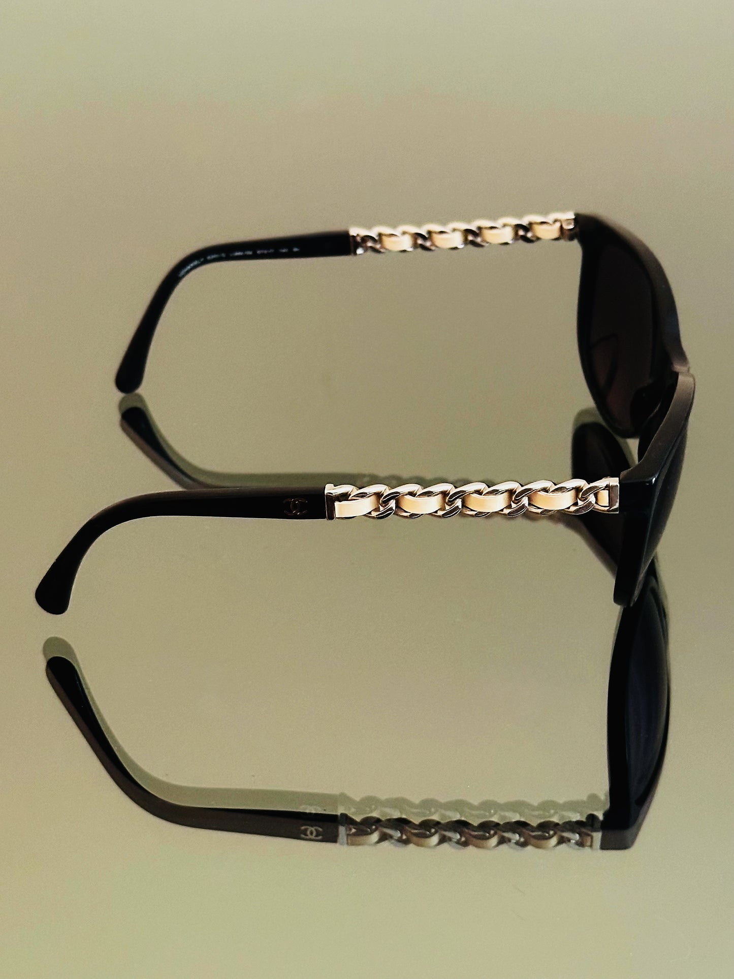 CHANEL - Occhiali da Sole Chanel 5260-Q – Nero con Catena Iconica Oro Champagne