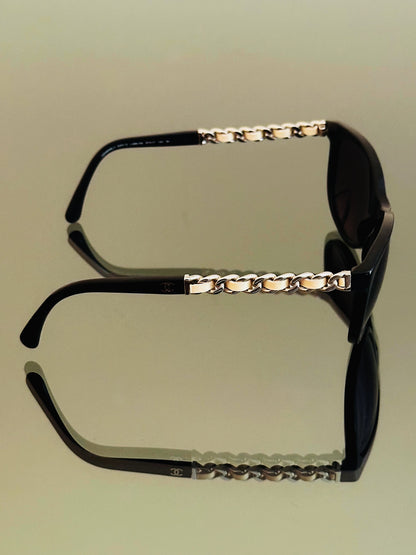 CHANEL - Occhiali da Sole Chanel 5260-Q – Nero con Catena Iconica Oro Champagne