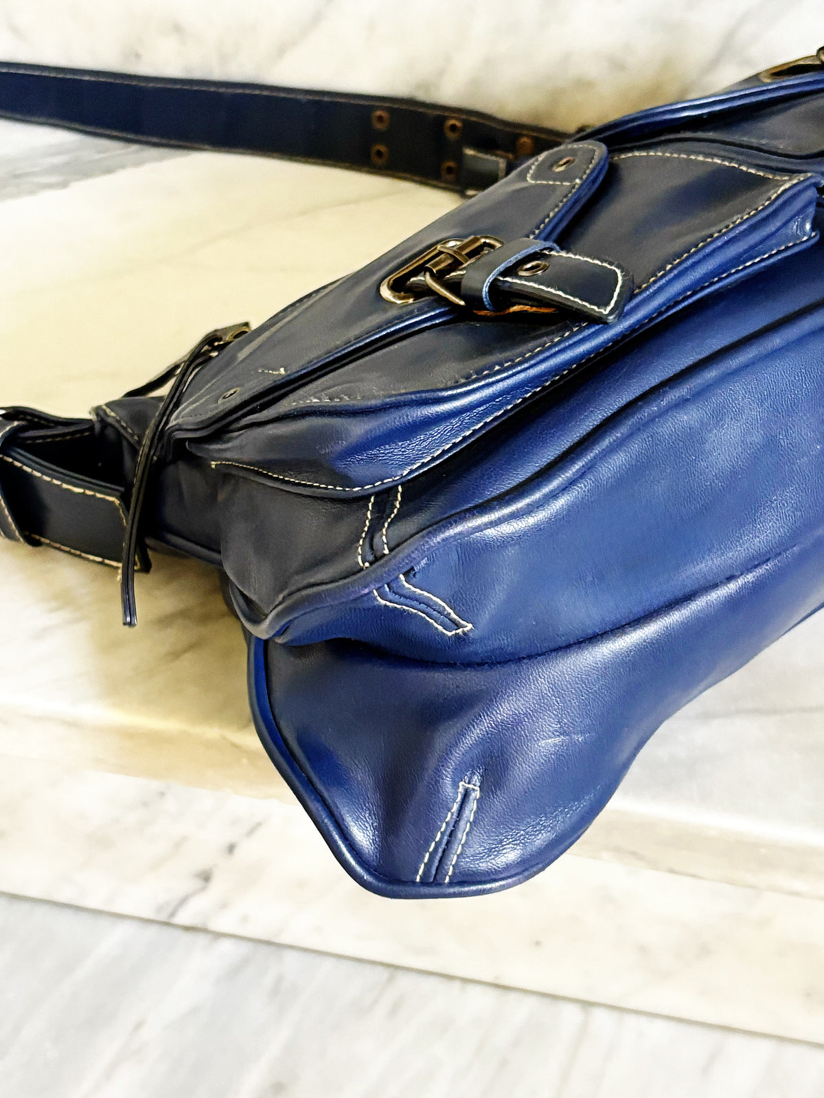 Borsa vintage Y2K in pelle blu con doppie tasche e fibbie