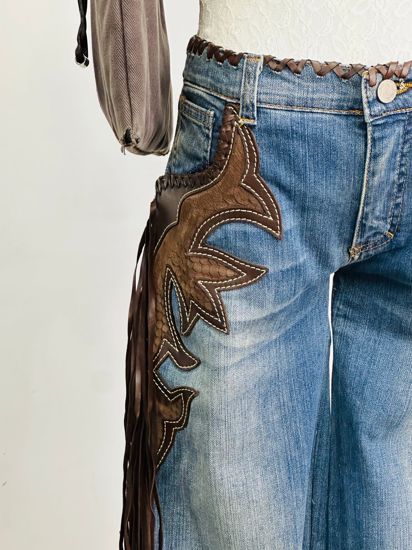￼ROBERTO CAVALLI - Jeans Western Revival in Denim e Pelle con Frange