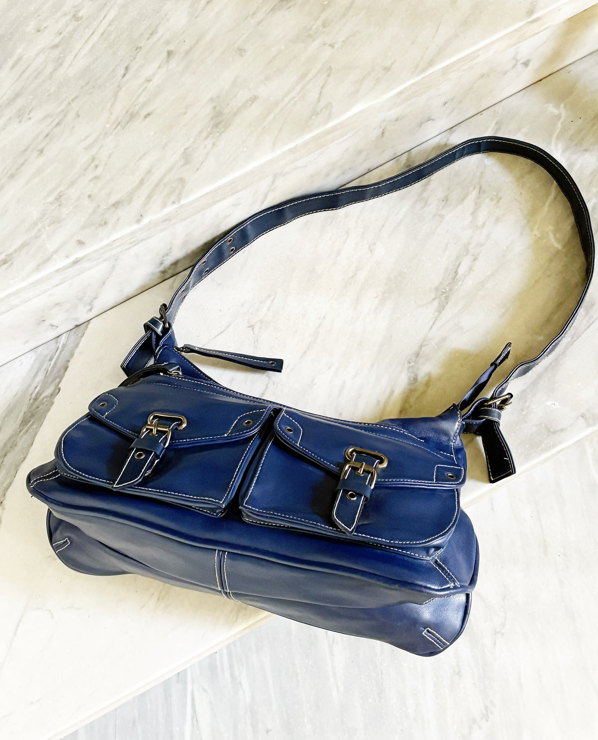 Borsa vintage Y2K in pelle blu con doppie tasche e fibbie