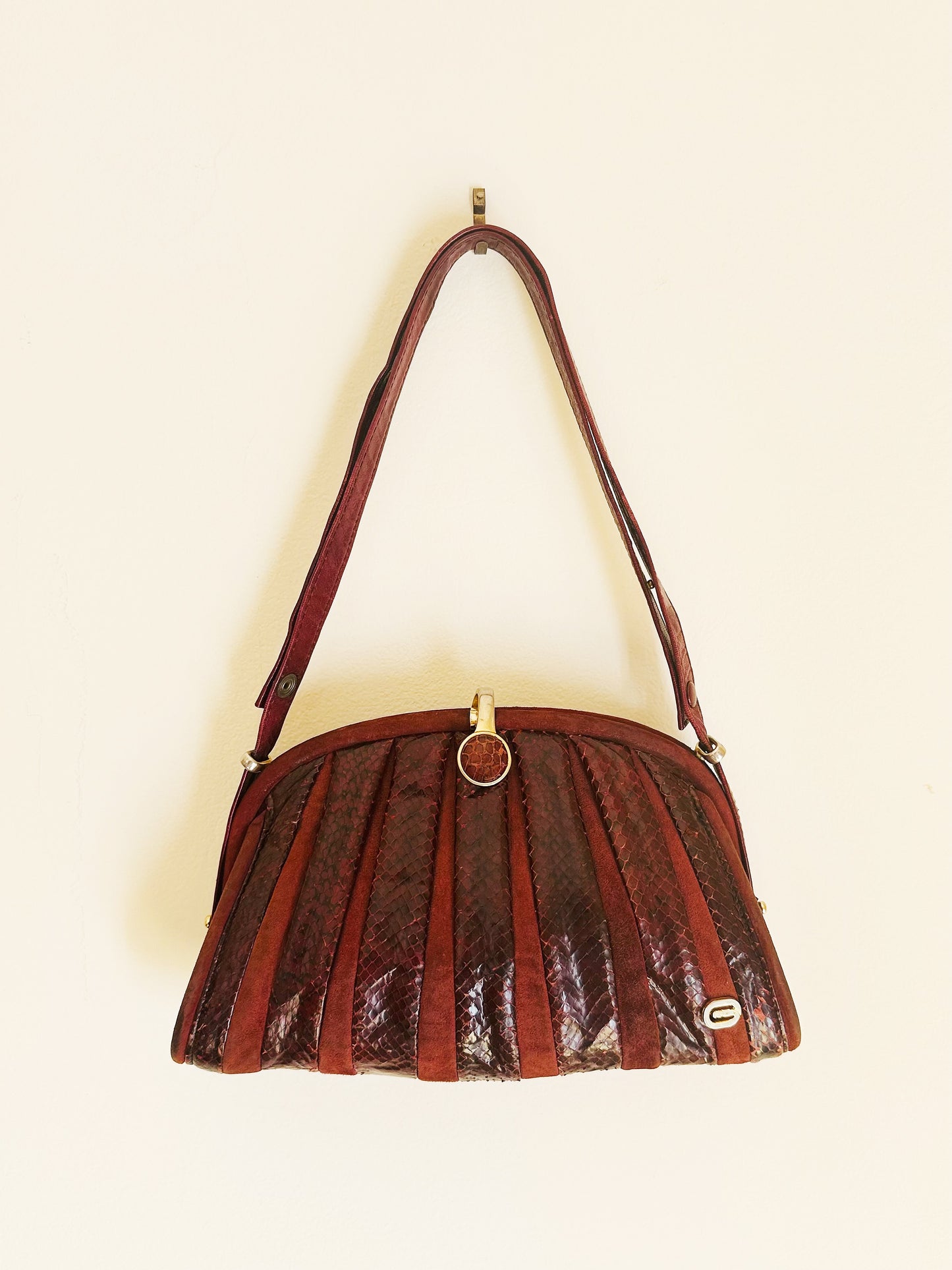 CLUTCH - Borsa vintage in pitone bordeaux dettagli in suede e chiusura gioiello