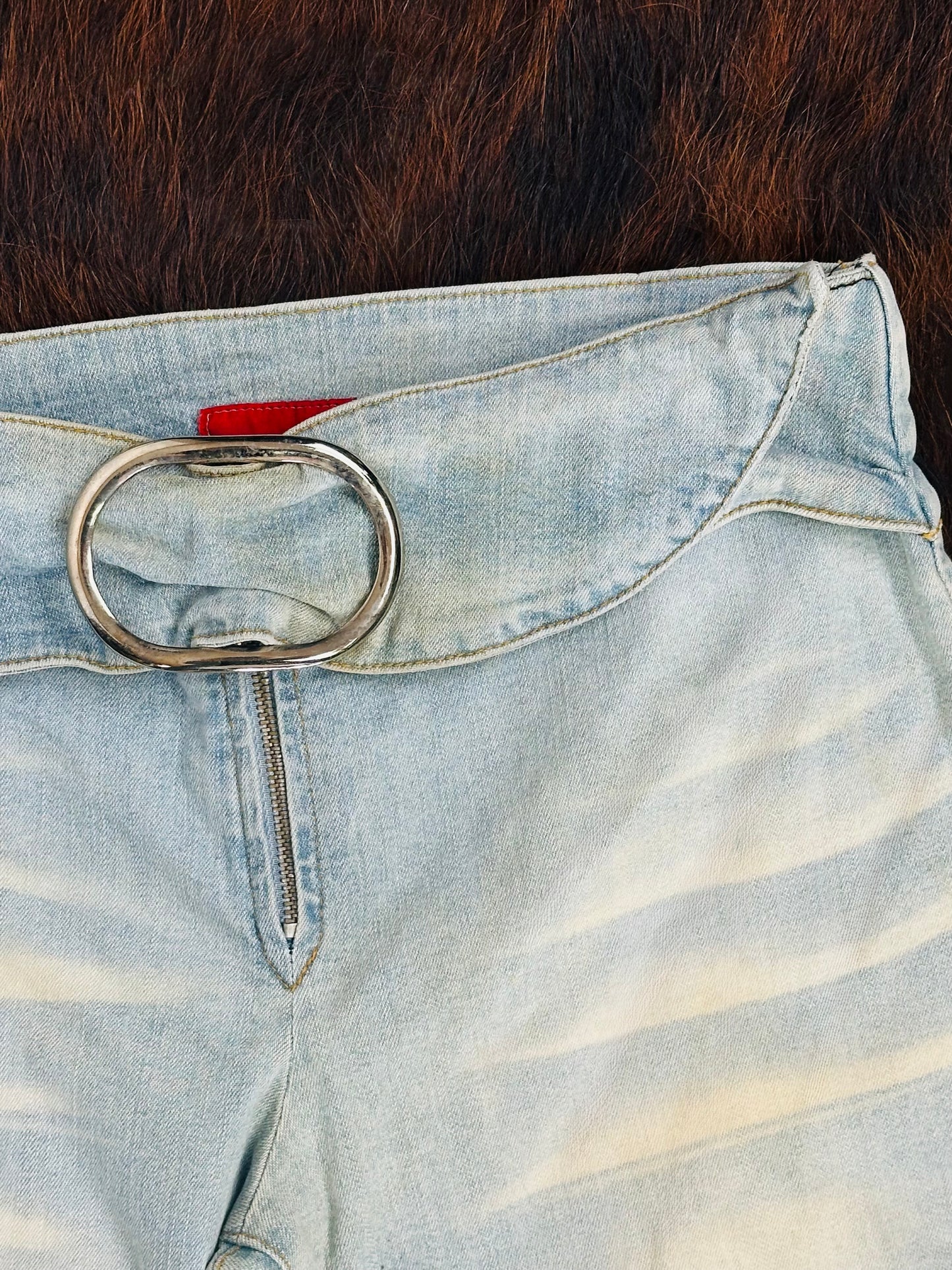 Jeans Flare Light Wash con Cintura Ovale Integrata – Y2K Edition
