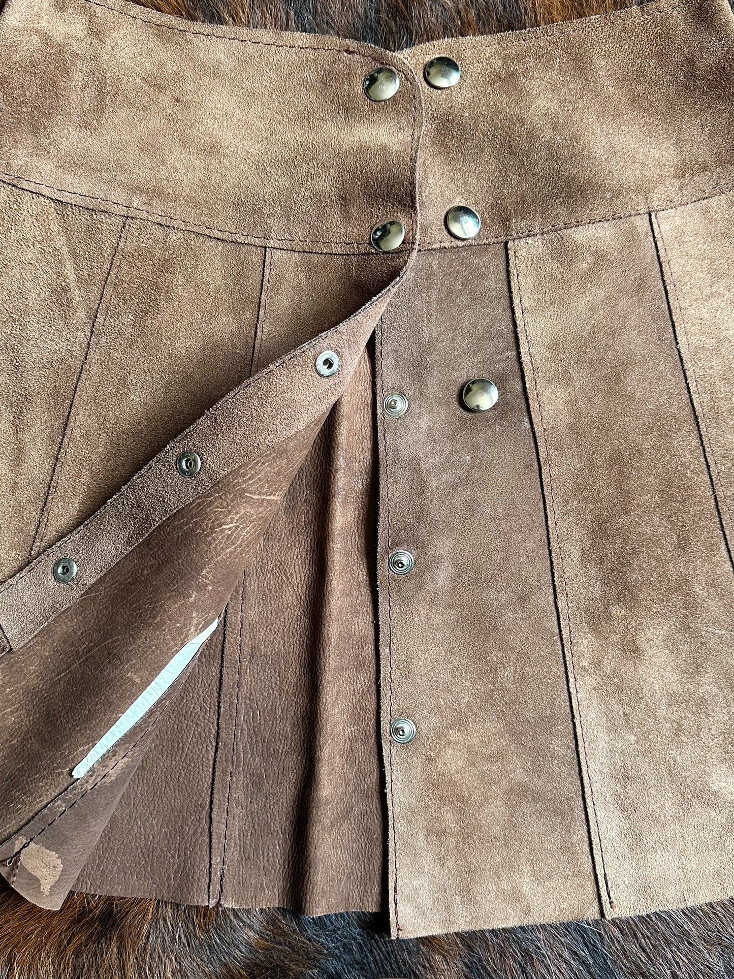 Gonna Mini in Vera Pelle Scamosciata Marrone – Bottoni a Pressione e Pannelli Verticali