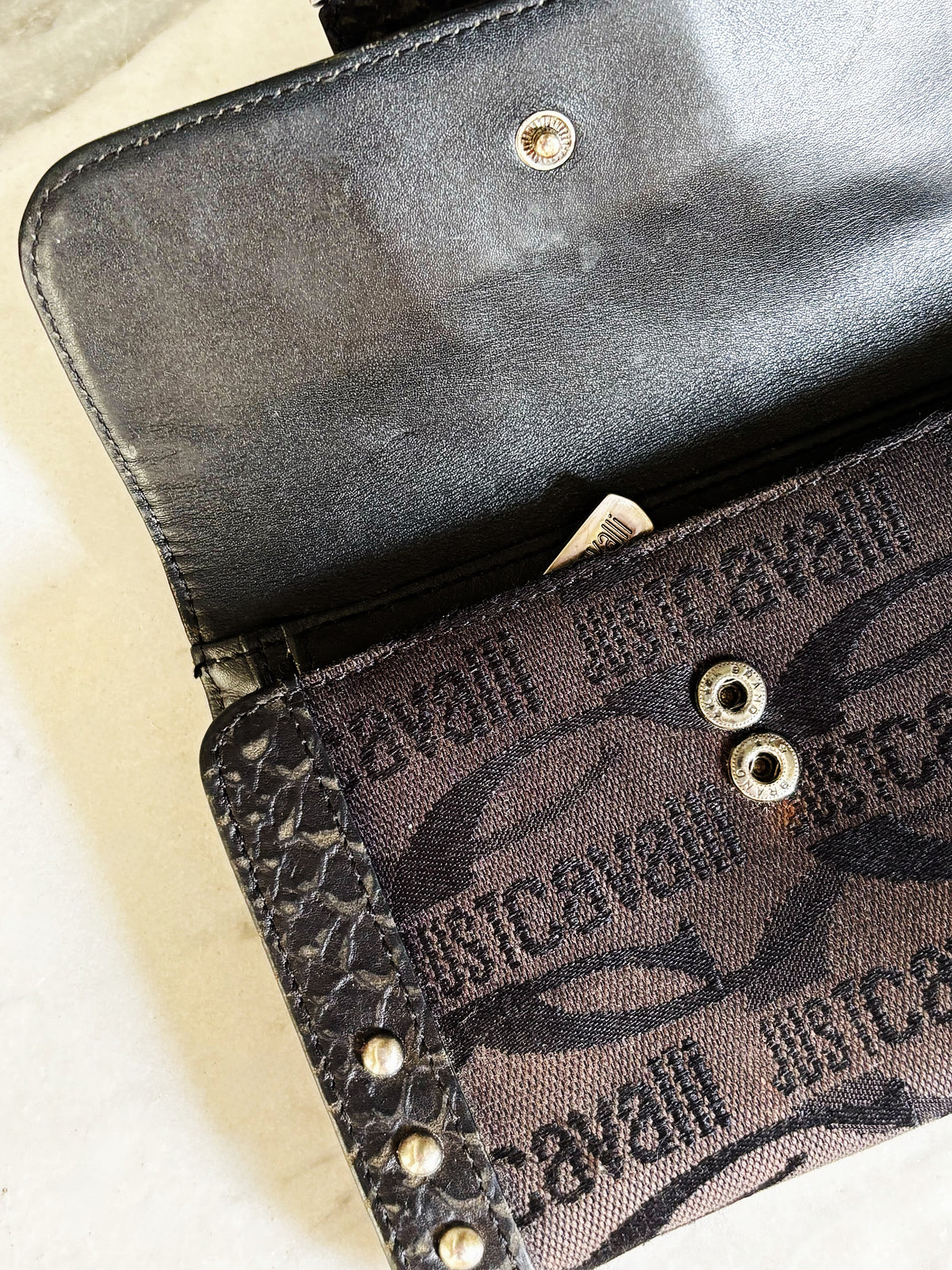 JUST CAVALLI - Portafoglio vintage Y2K monogram con borchie e dettagli animalier