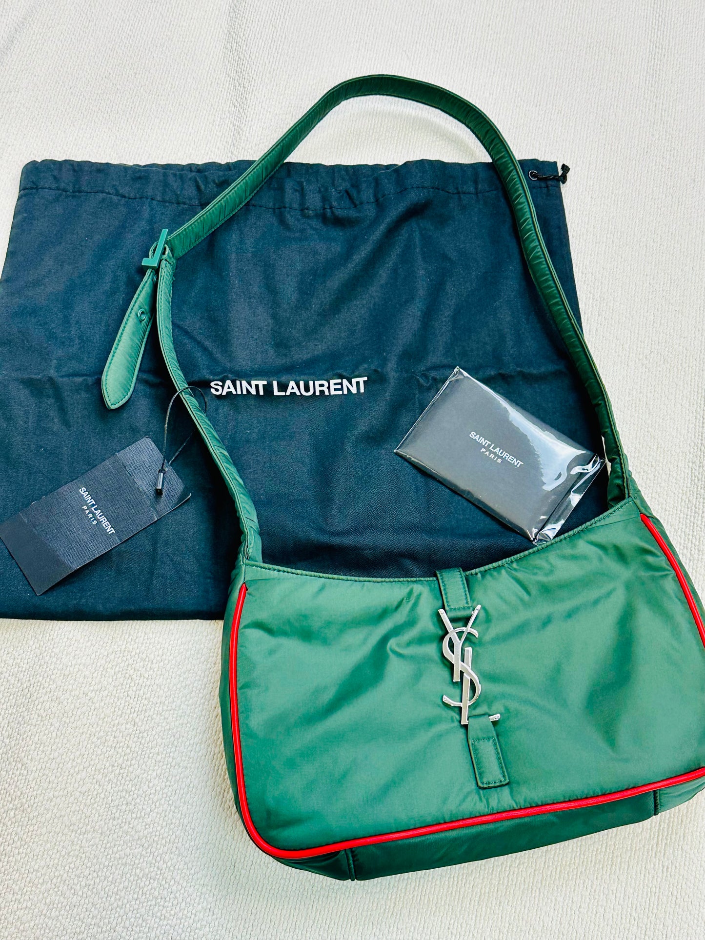 SAINT LAURENT PARIS - Borsa Shoulder in Nylon Verde Racing con profili rossi