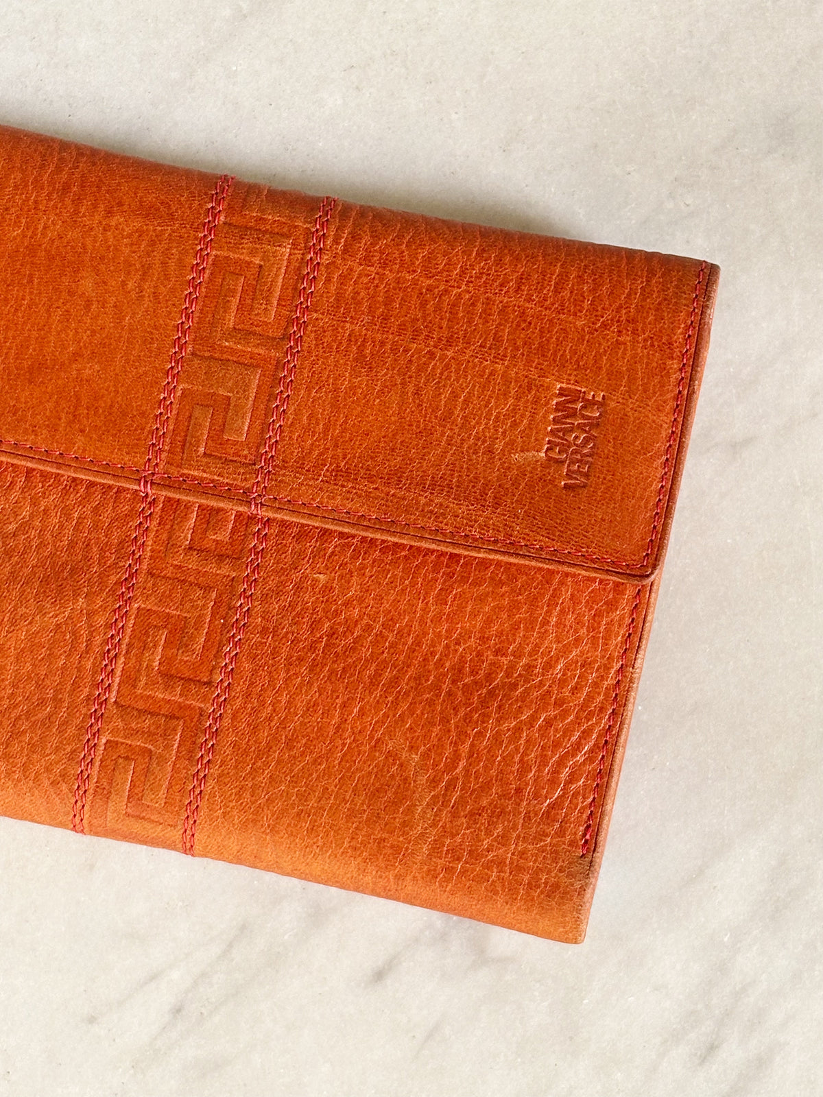 GIANNI VERSACE – Portafoglio in pelle arancio con motivo Greca vintage anni 90’