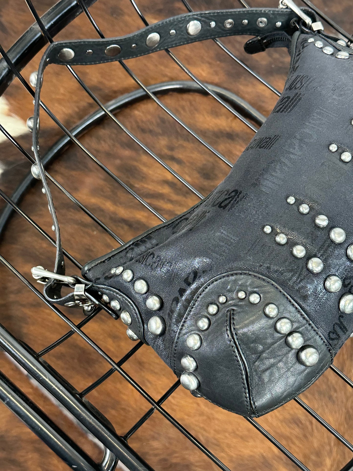 JUST CAVALLI - Borsa hobo a spalla nera borchiata Y2K