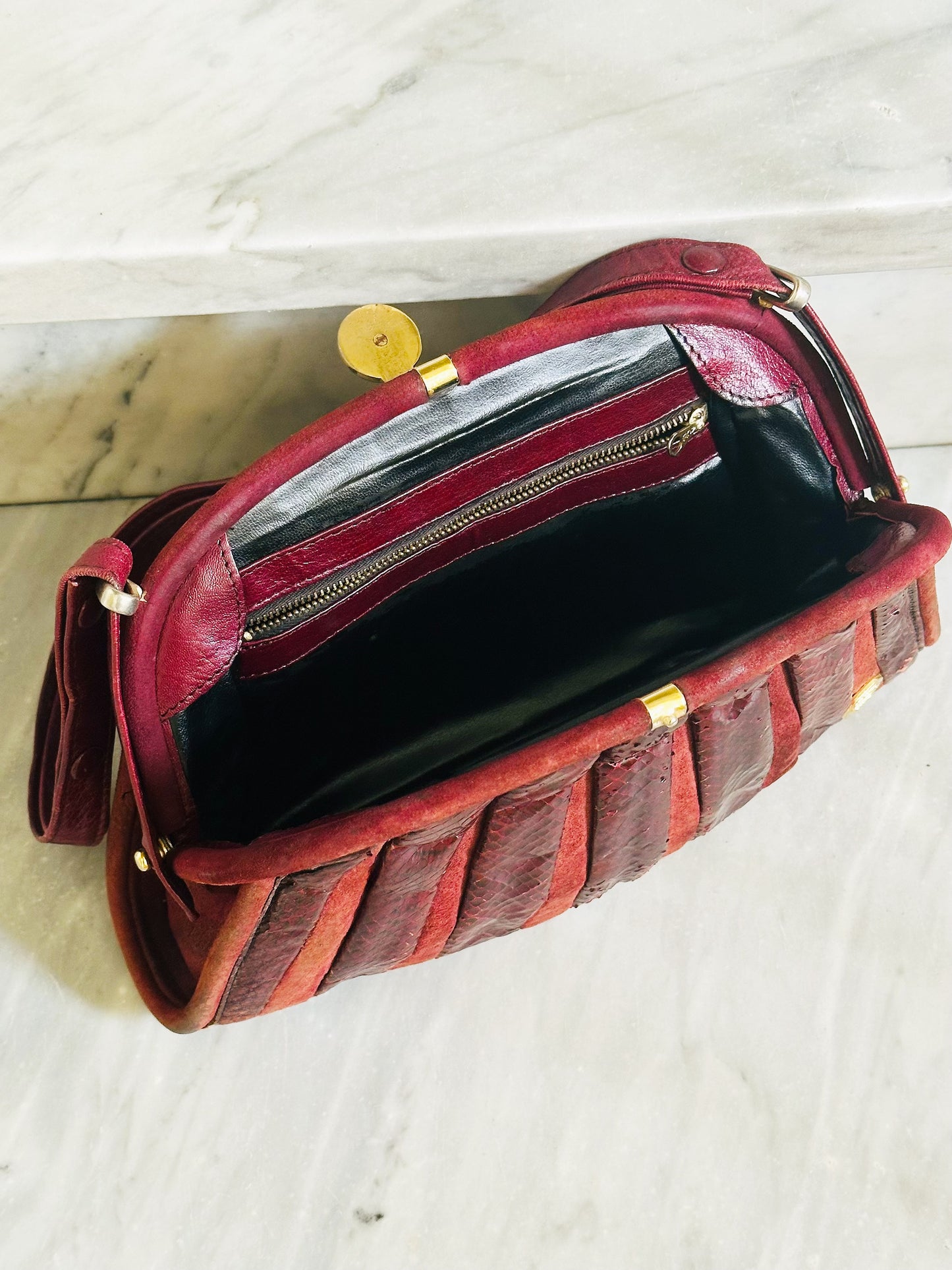 CLUTCH - Borsa vintage in pitone bordeaux dettagli in suede e chiusura gioiello