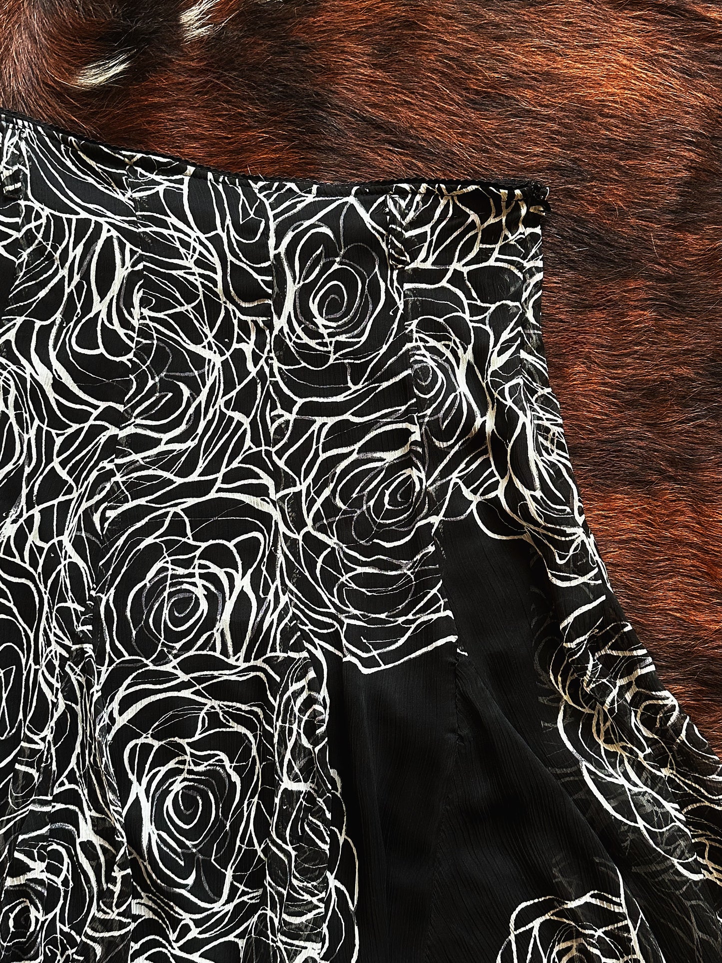 Gonna vintage svasata a rose grafiche bianco e nero | Romantic Gothic | Made in Italy