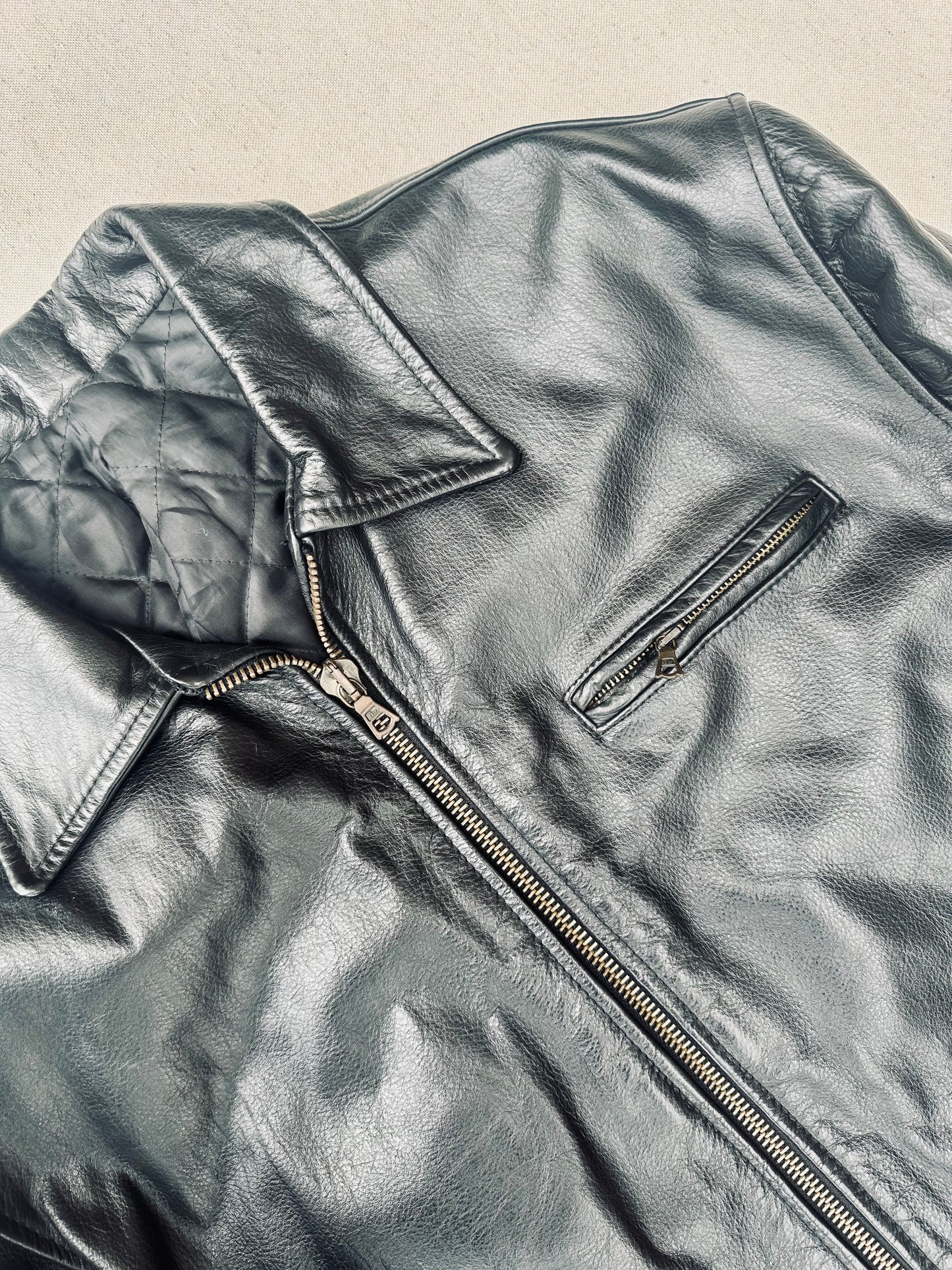 Giacca in pelle nera con cinghie